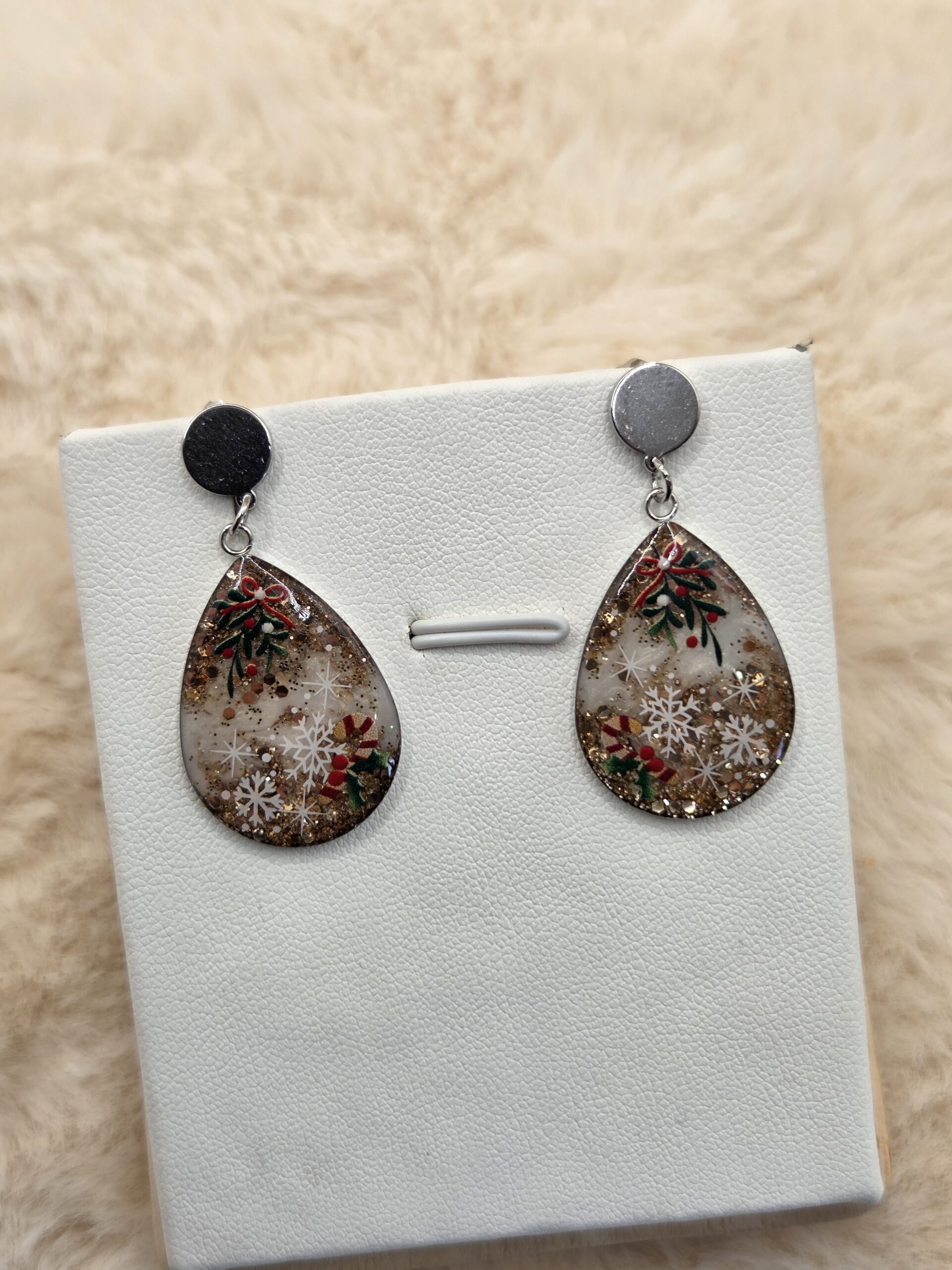 ❄️ Boucles d'oreilles “Goutte Festive” – Brillance & esprit de Noël ✨ – Image 3