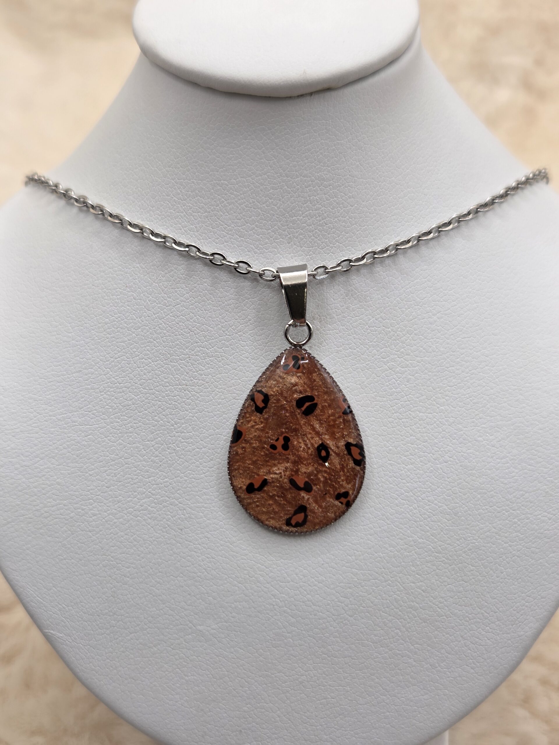 🐆✨ Pendentif Cabochon Goutte – Fond Bronze Brillant & Motifs Léopard ✨🐆