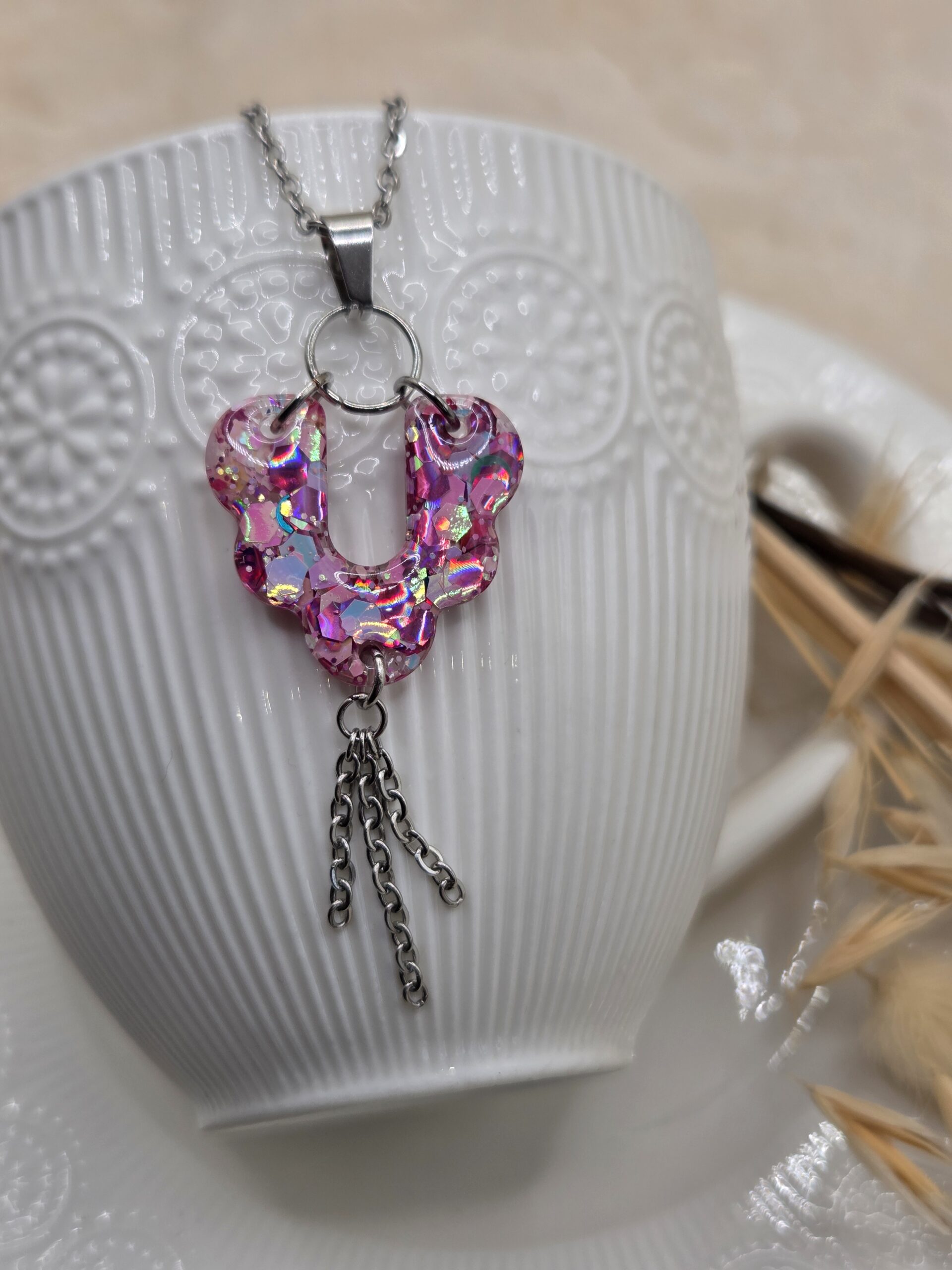 ✨ "Éclat Irisé – Pendentif Articulé en Acier, Résine & Chaînettes "