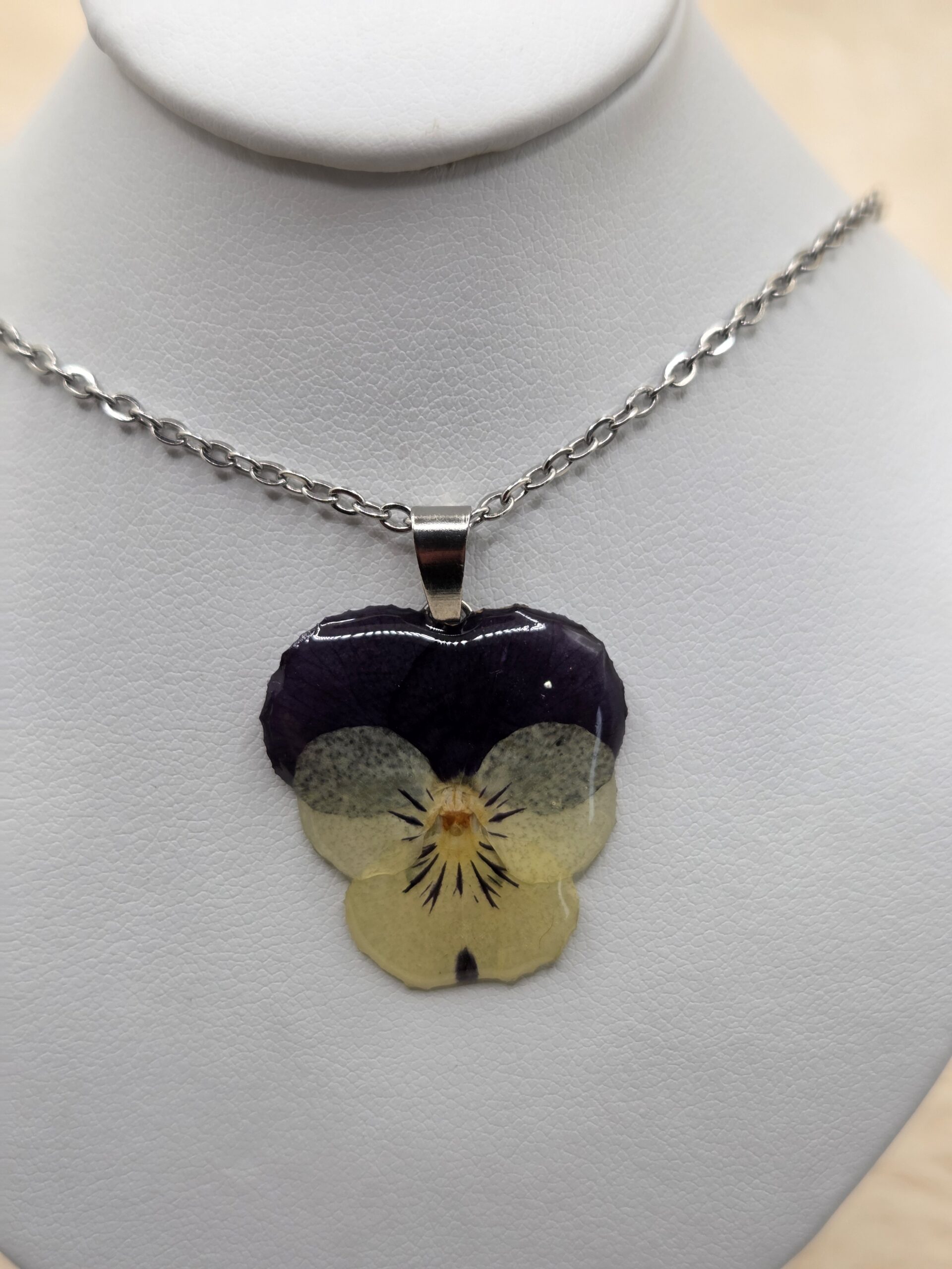 🌸 Pendentif Fleur de Pensée en Résine – Fait Main – Image 2