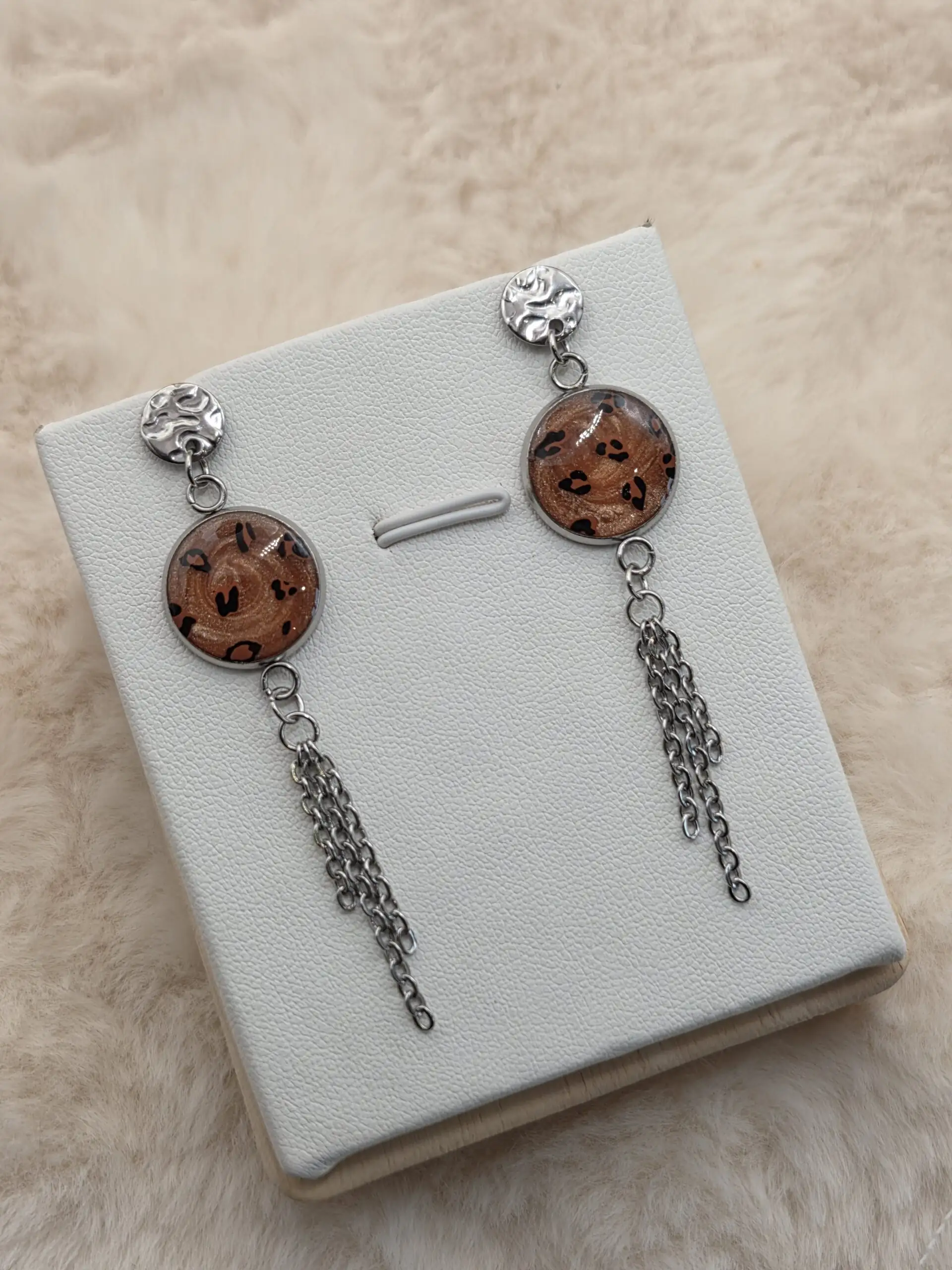 🐆✨ Boucles d’Oreilles Cabochons Ronds – Bronze Brillant & Motifs Léopard avec Pampilles ✨🐆