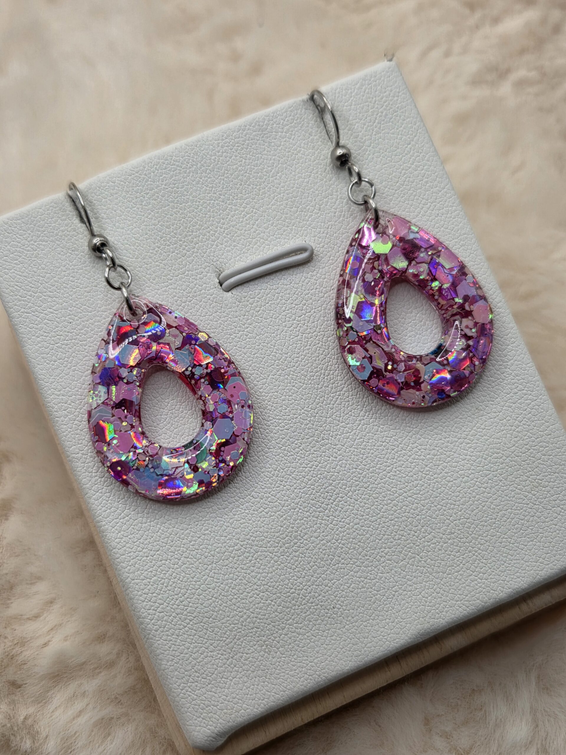 💖✨ Boucles d’Oreilles Gouttes Ajourées – Dégradé Rose Holographique • Résine & Acier Inoxydable ✨💖