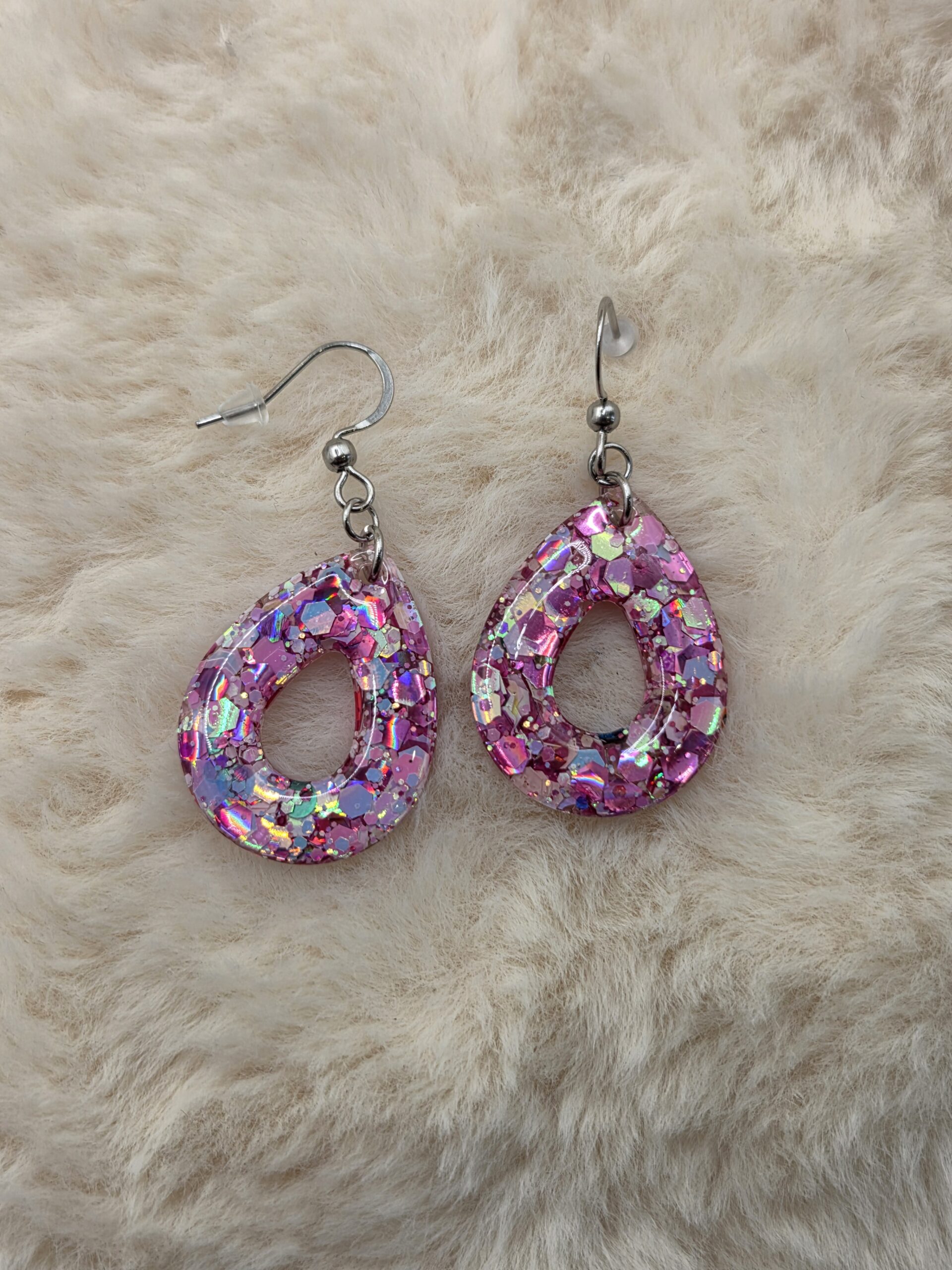 💖✨ Boucles d’Oreilles Gouttes Ajourées – Dégradé Rose Holographique • Résine & Acier Inoxydable ✨💖 – Image 2