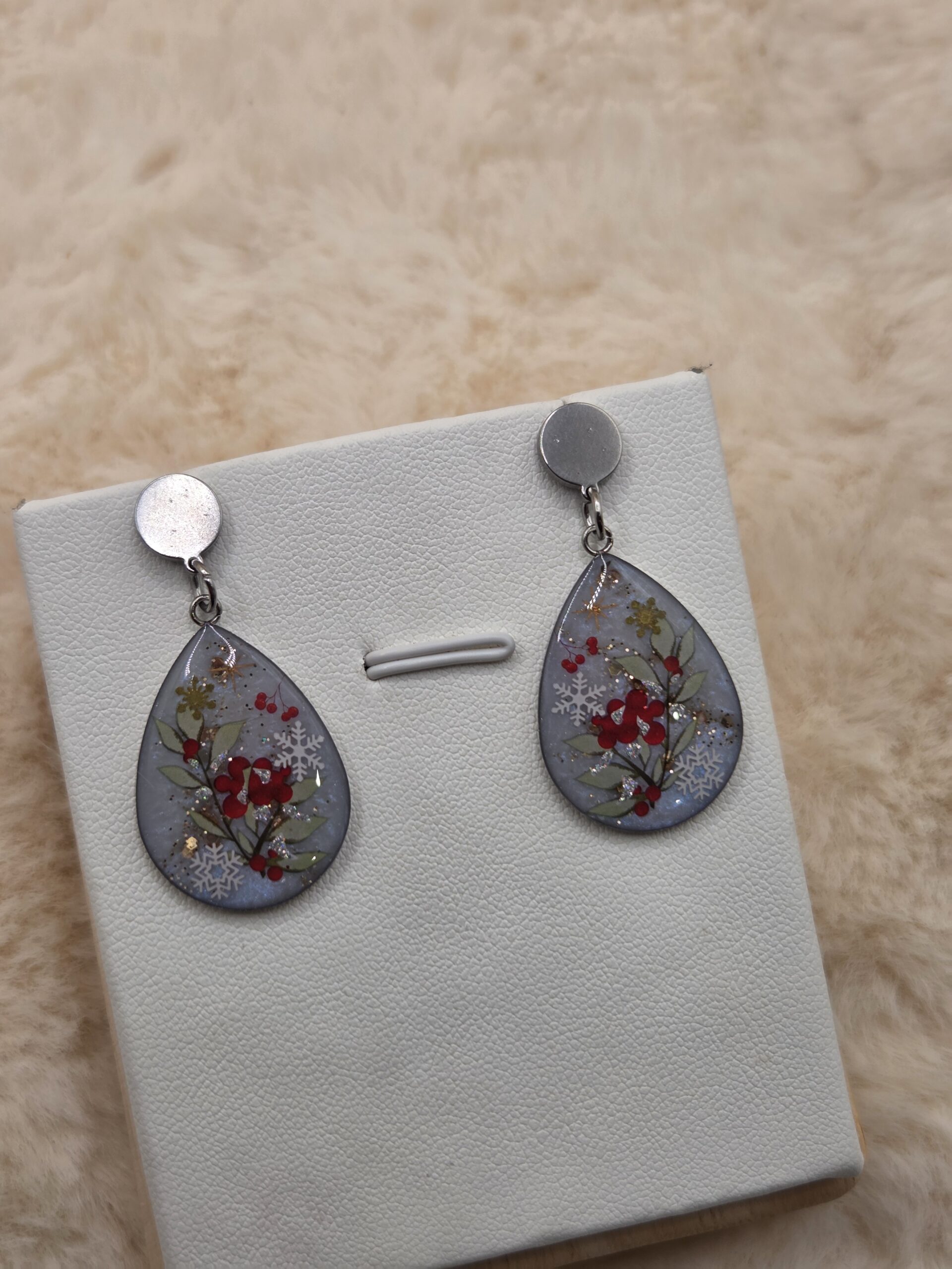 ❄️✨ Boucles d’Oreilles Gouttes d’Hiver – Baies Rouges & Flocons scintillants ✨❄️ – Image 3
