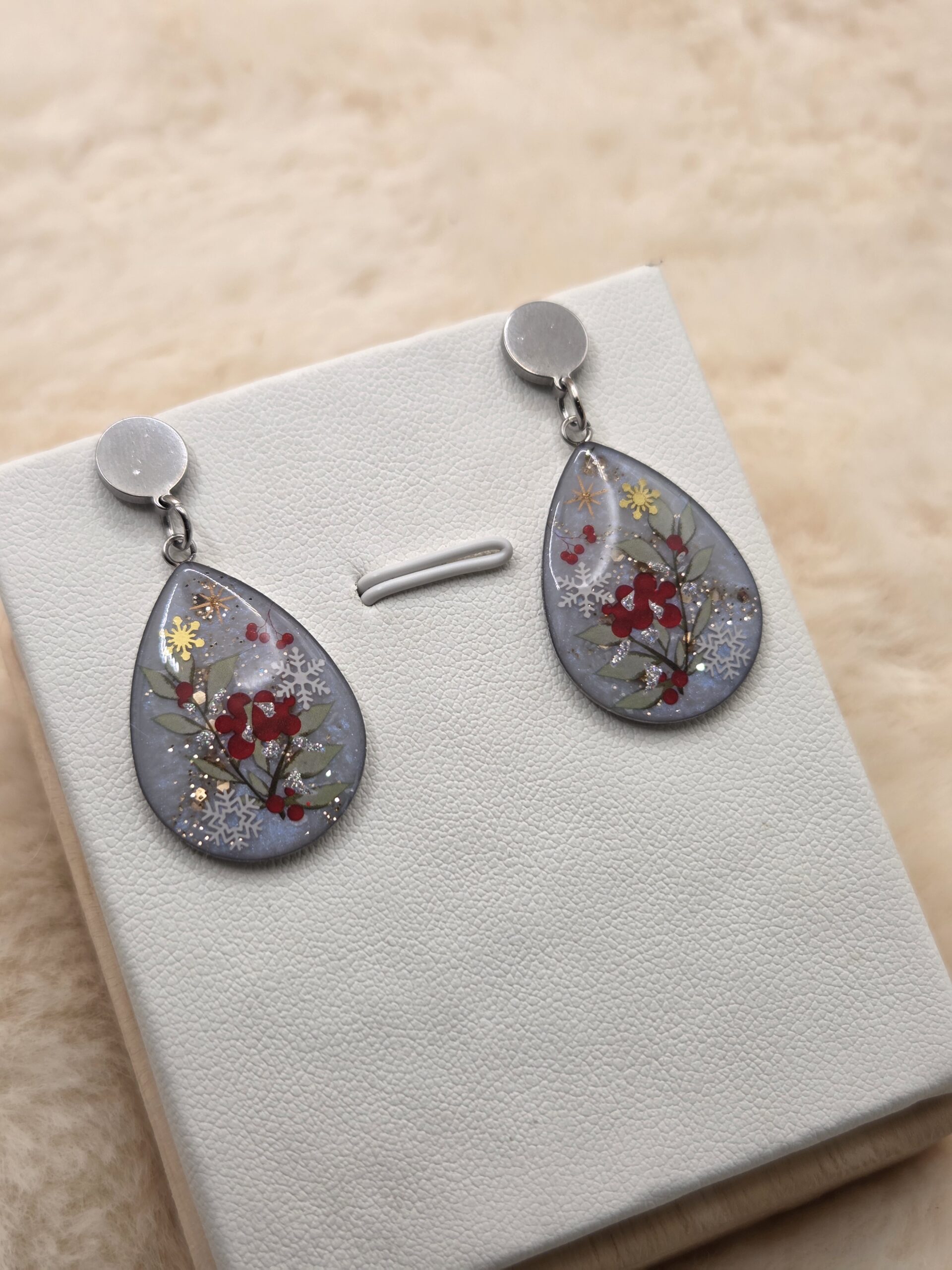 ❄️✨ Boucles d’Oreilles Gouttes d’Hiver – Baies Rouges & Flocons scintillants ✨❄️