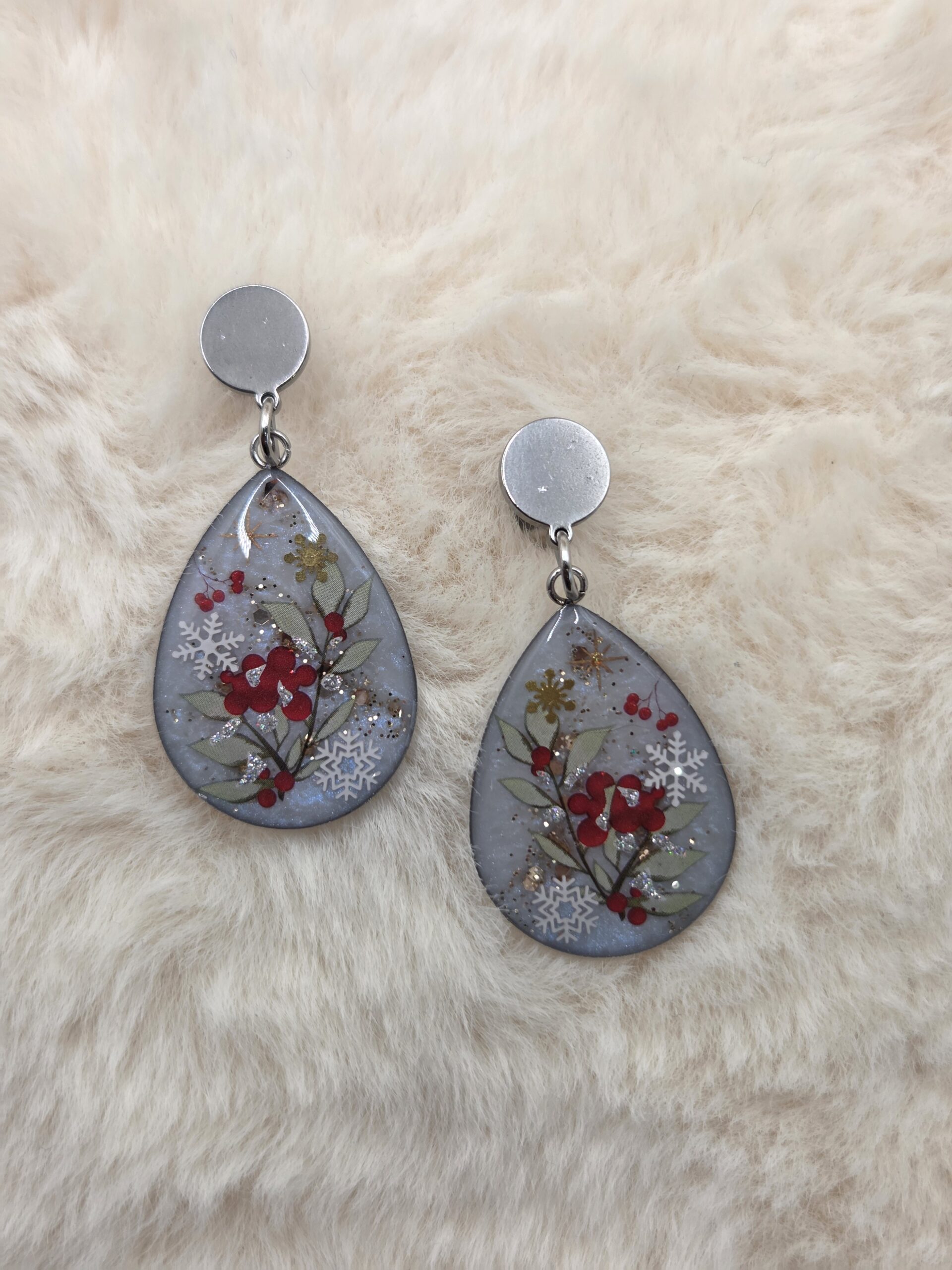 ❄️✨ Boucles d’Oreilles Gouttes d’Hiver – Baies Rouges & Flocons scintillants ✨❄️ – Image 2