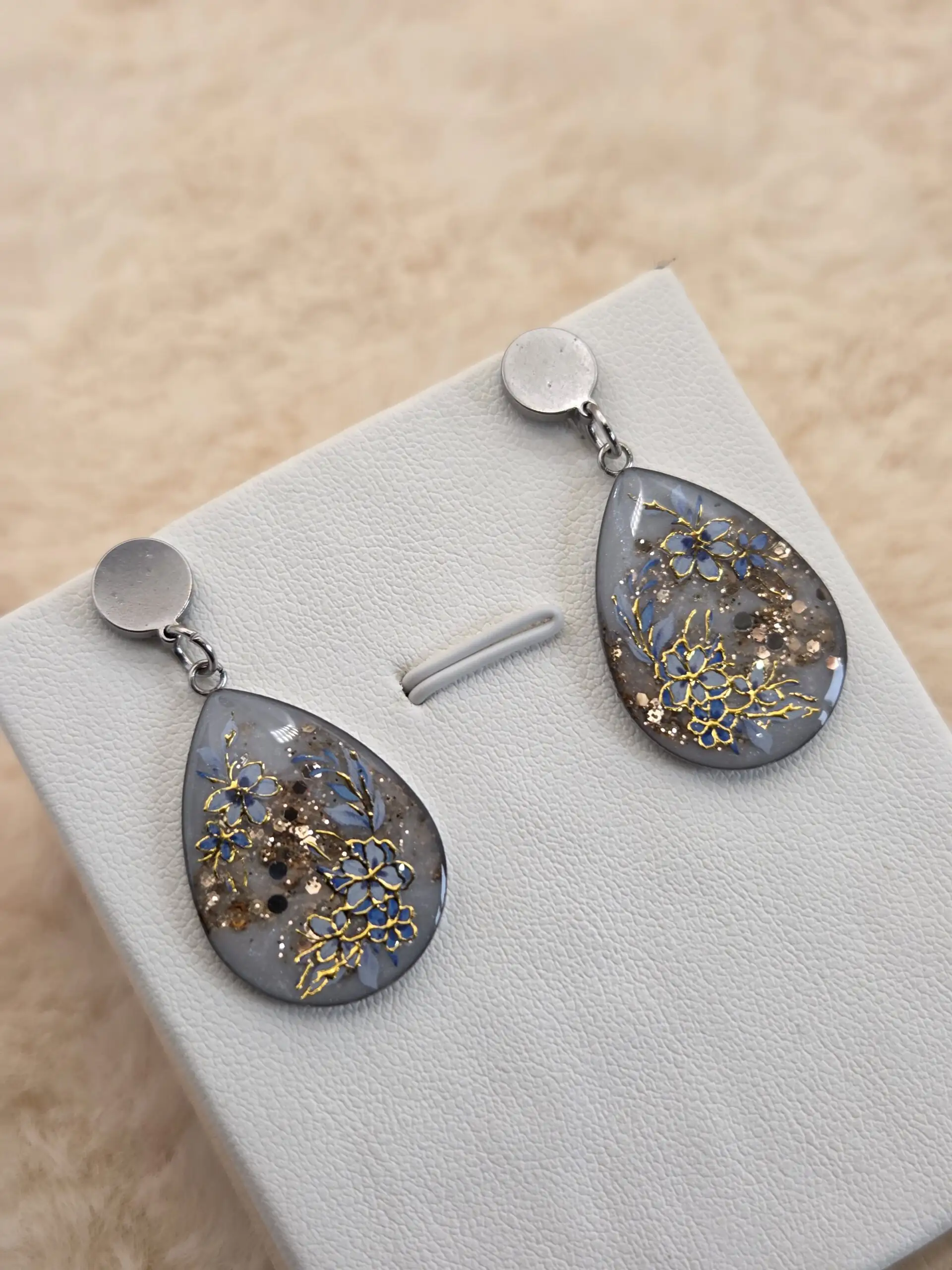 🌸✨ Boucles d’Oreilles Goutte – Fleurs Bleues & Or Nacré ✨🌸 – Image 3