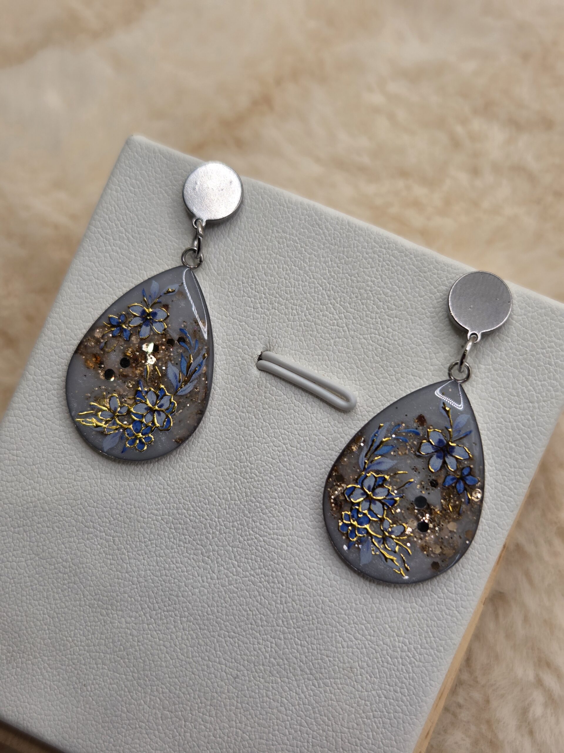 🌸✨ Boucles d’Oreilles Goutte – Fleurs Bleues & Or Nacré ✨🌸 – Image 4