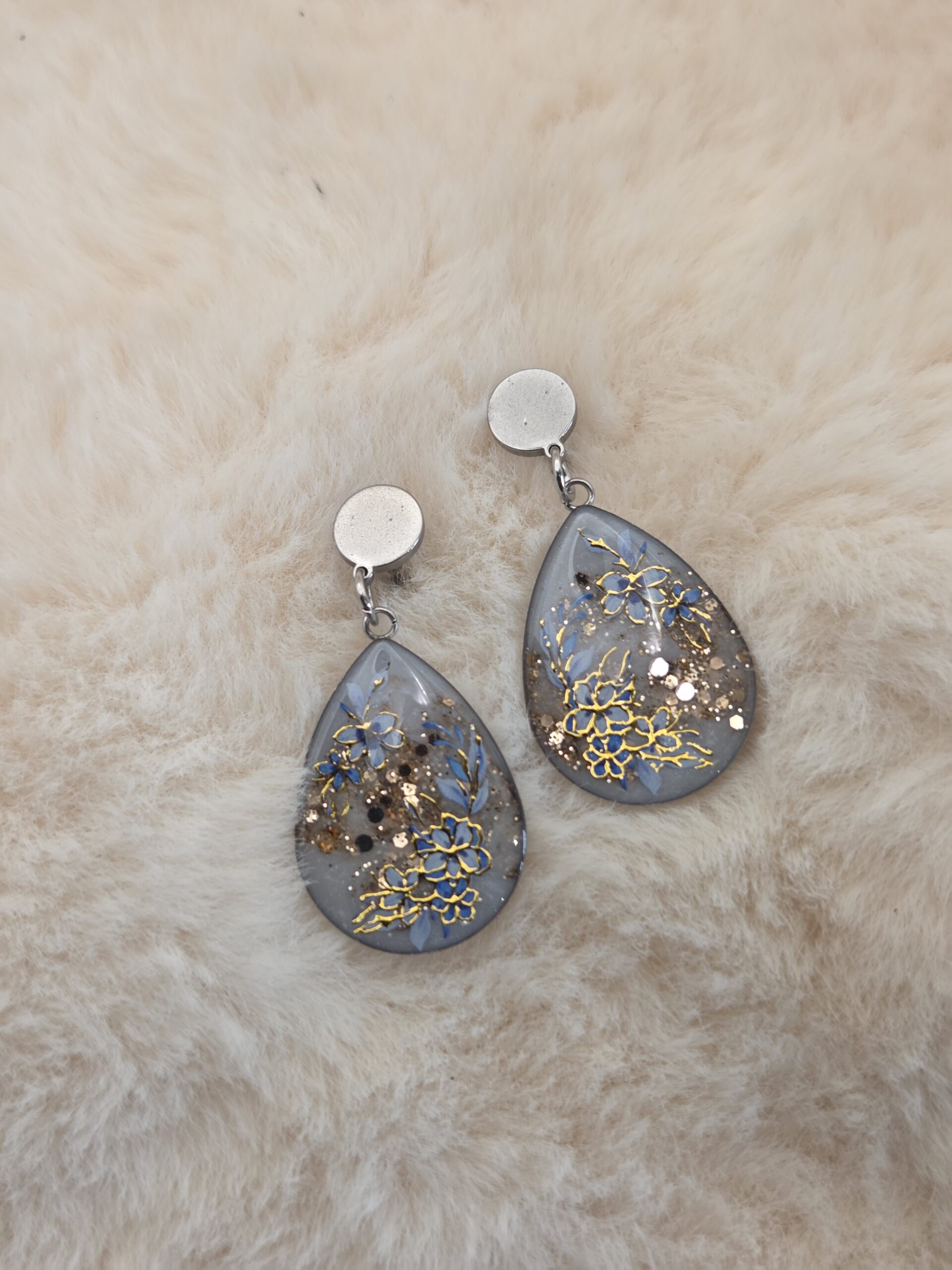 🌸✨ Boucles d’Oreilles Goutte – Fleurs Bleues & Or Nacré ✨🌸