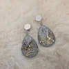 🌸✨ Boucles d’Oreilles Goutte – Fleurs Bleues & Or Nacré ✨🌸