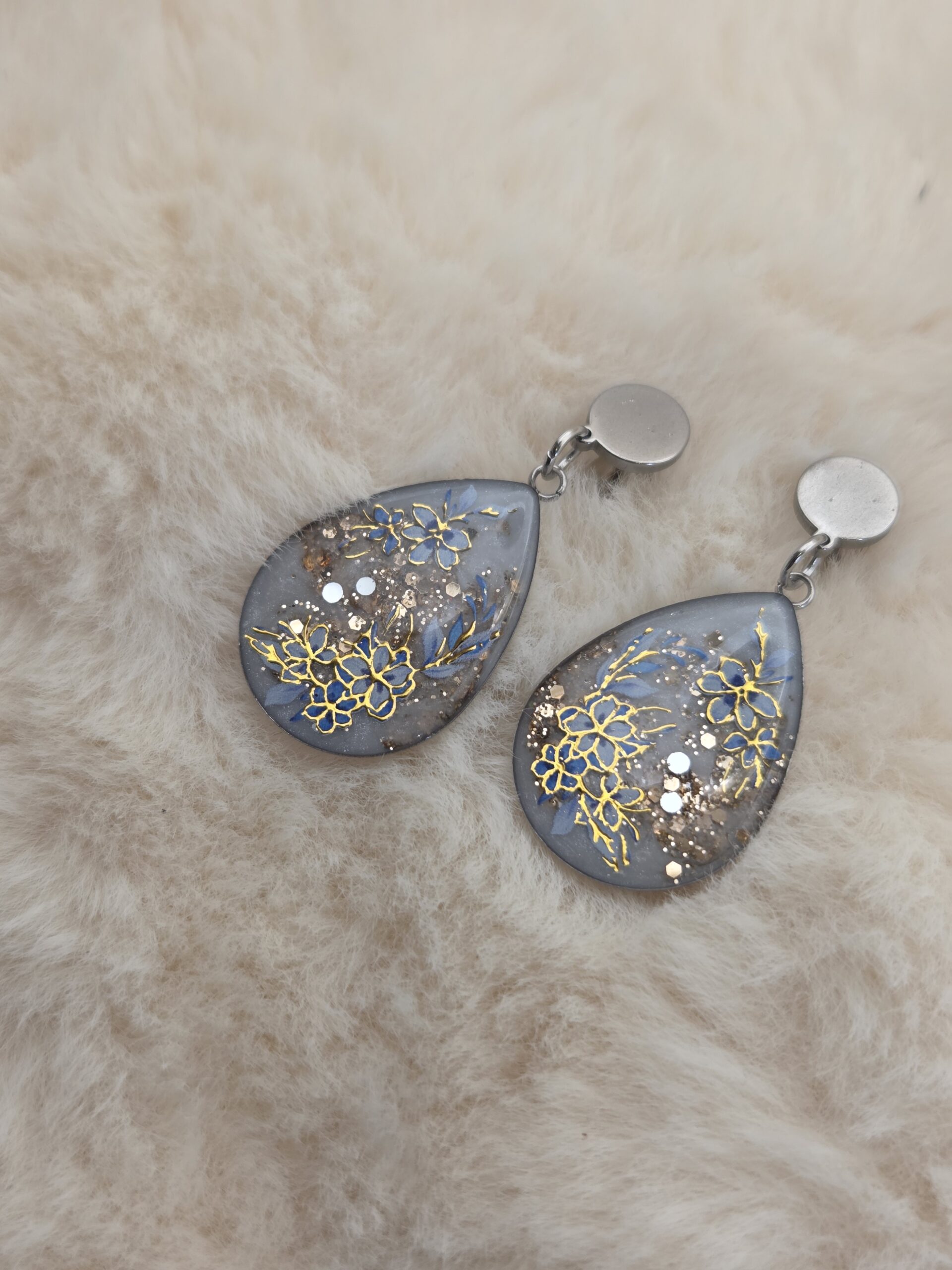 🌸✨ Boucles d’Oreilles Goutte – Fleurs Bleues & Or Nacré ✨🌸 – Image 2