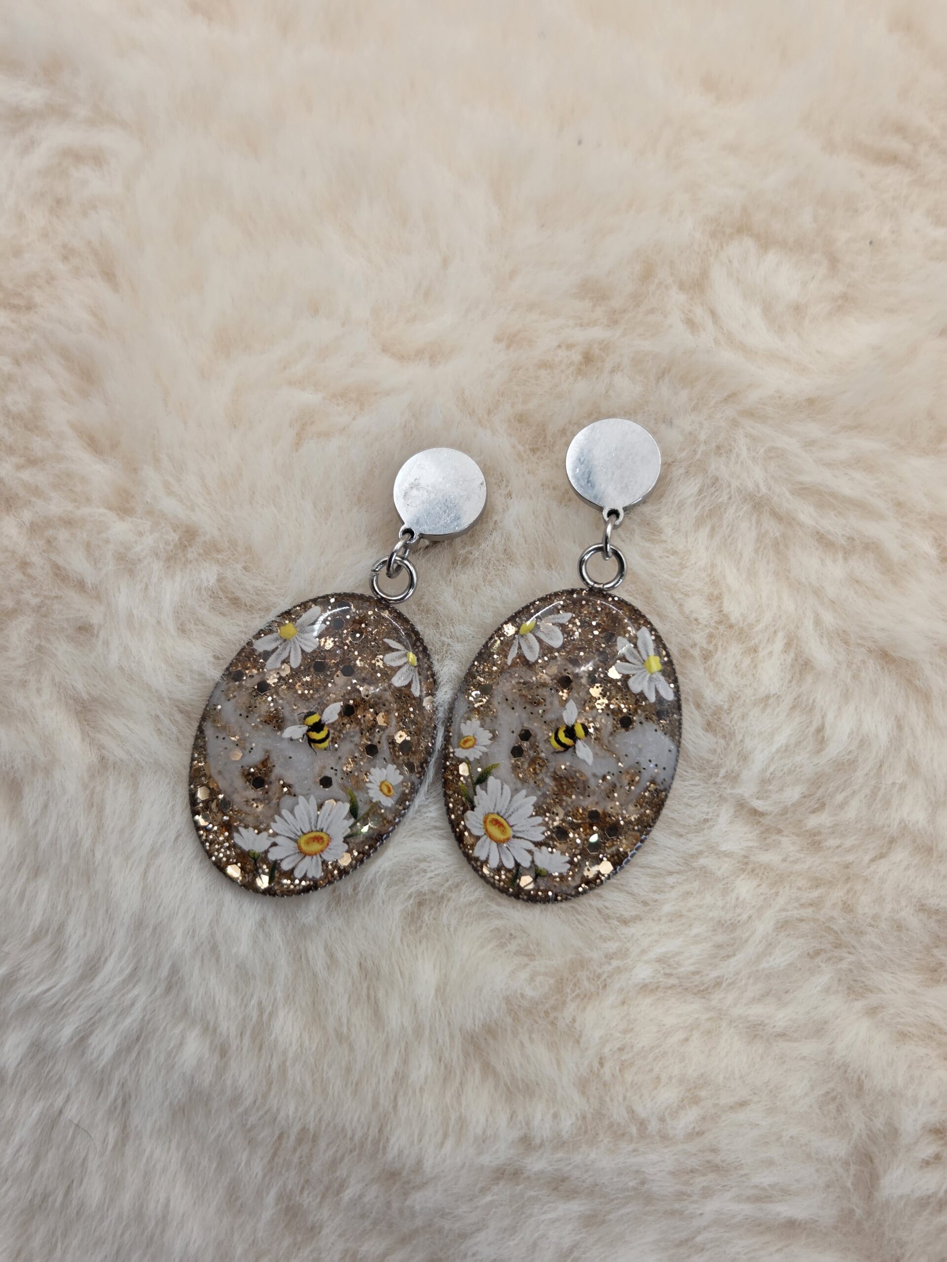 🌼🐝 Boucles d’Oreilles Ovales – Paillettes Dorées & Pâquerettes avec Abeille ✨ – Image 3