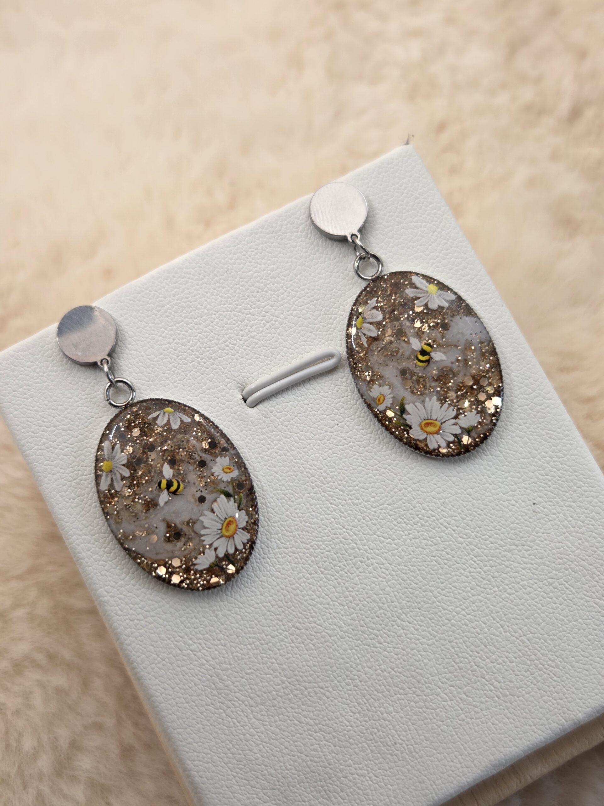🌼🐝 Boucles d’Oreilles Ovales – Paillettes Dorées & Pâquerettes avec Abeille ✨