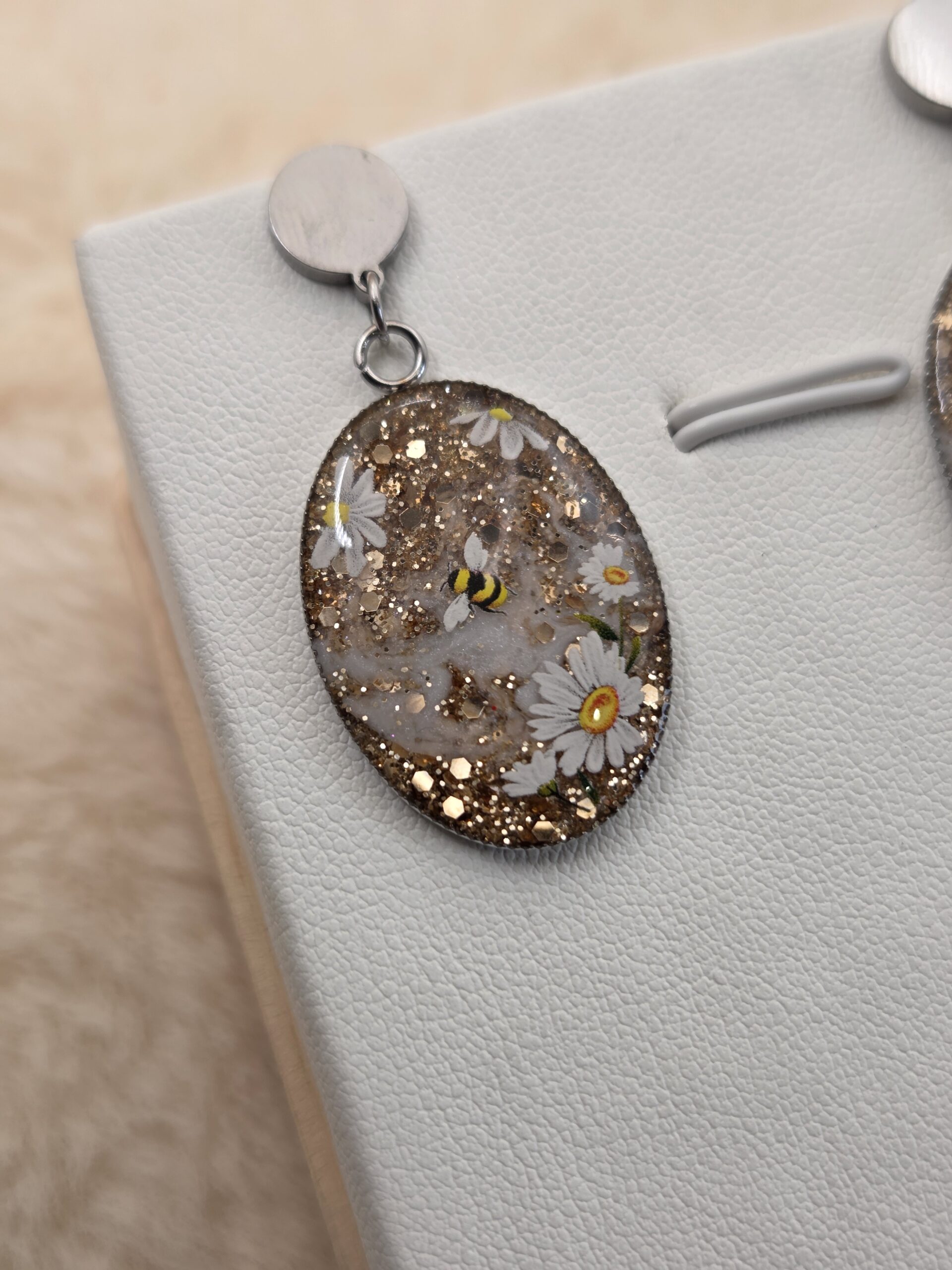 🌼🐝 Boucles d’Oreilles Ovales – Paillettes Dorées & Pâquerettes avec Abeille ✨ – Image 2