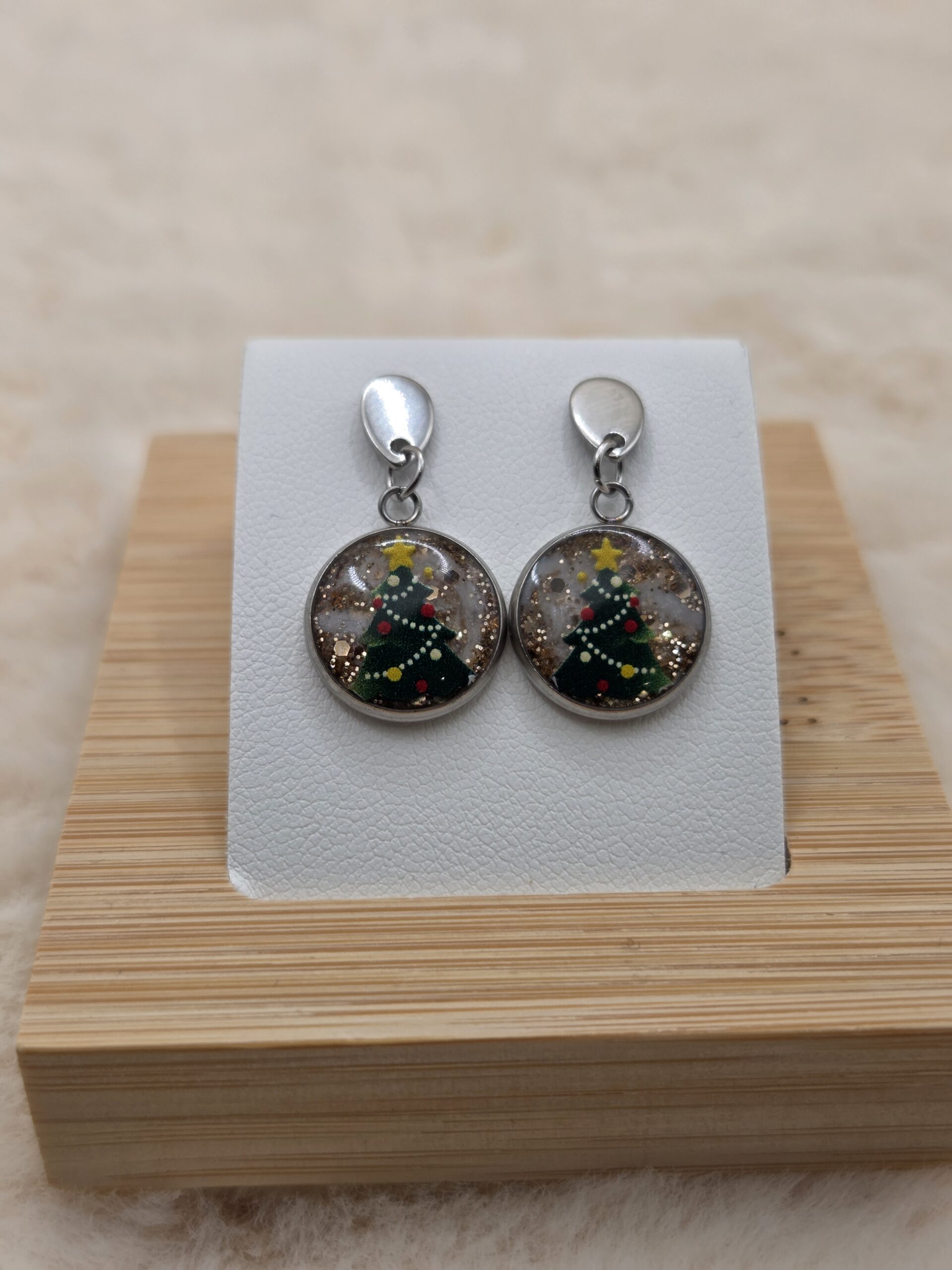🎄✨ Boucles d’Oreilles Sapins de Noël – Acier Inoxydable & Paillettes Dorées ✨🎄