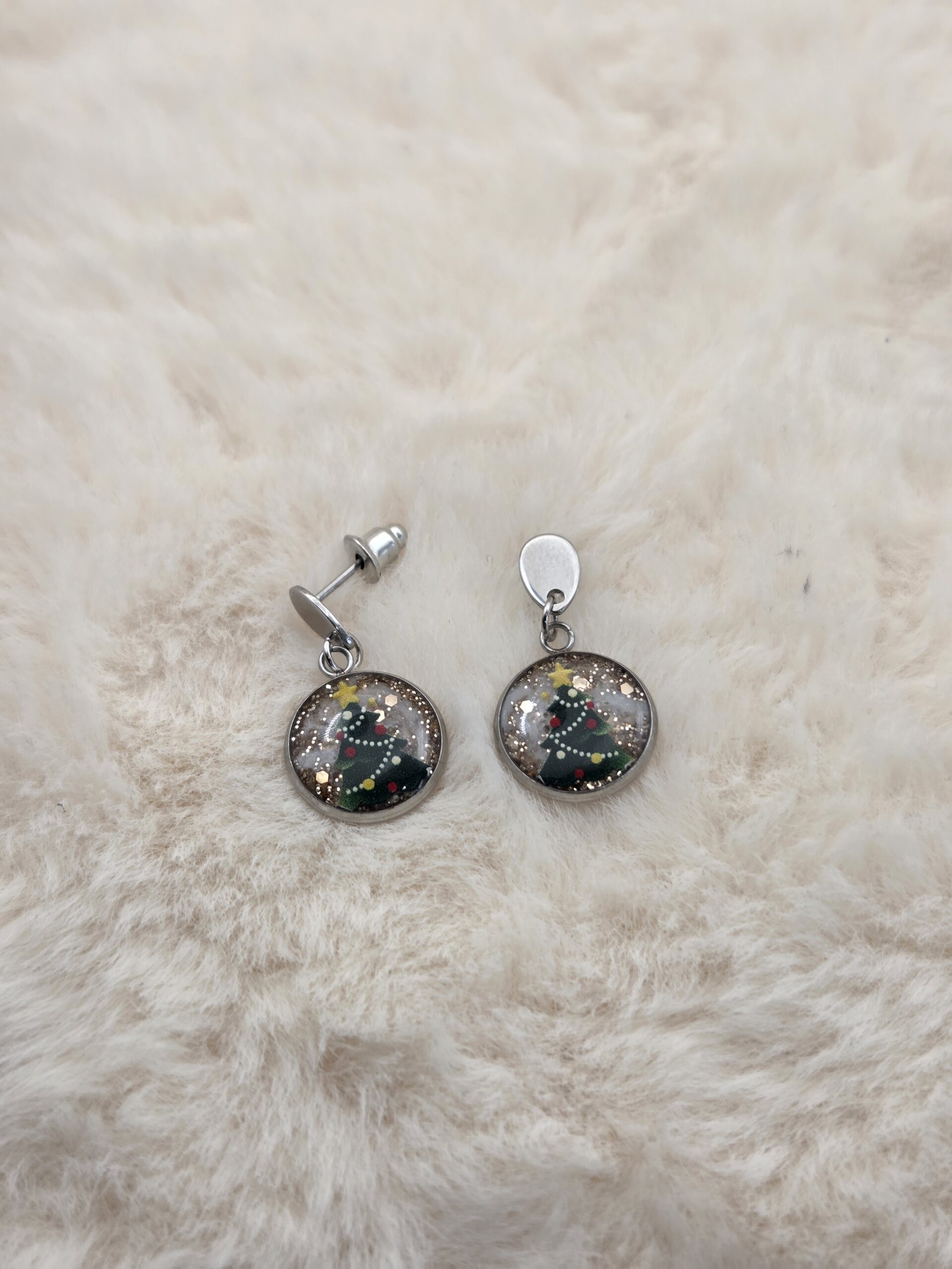 🎄✨ Boucles d’Oreilles Sapins de Noël – Acier Inoxydable & Paillettes Dorées ✨🎄 – Image 2