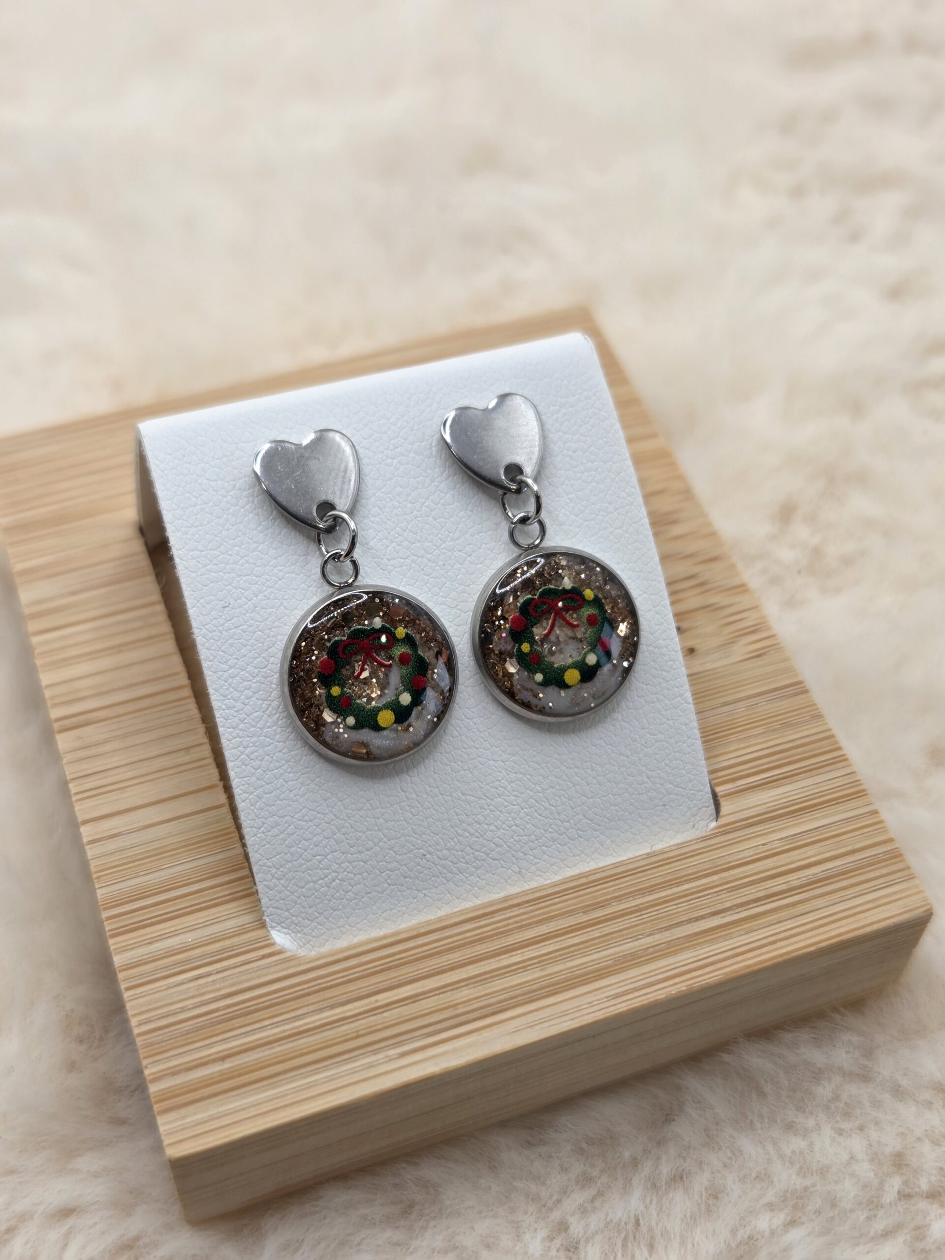 🎄✨ Boucles d’Oreilles Cabochons Ronds – Couronne de Noël & Paillettes Dorées ✨💛 – Image 2