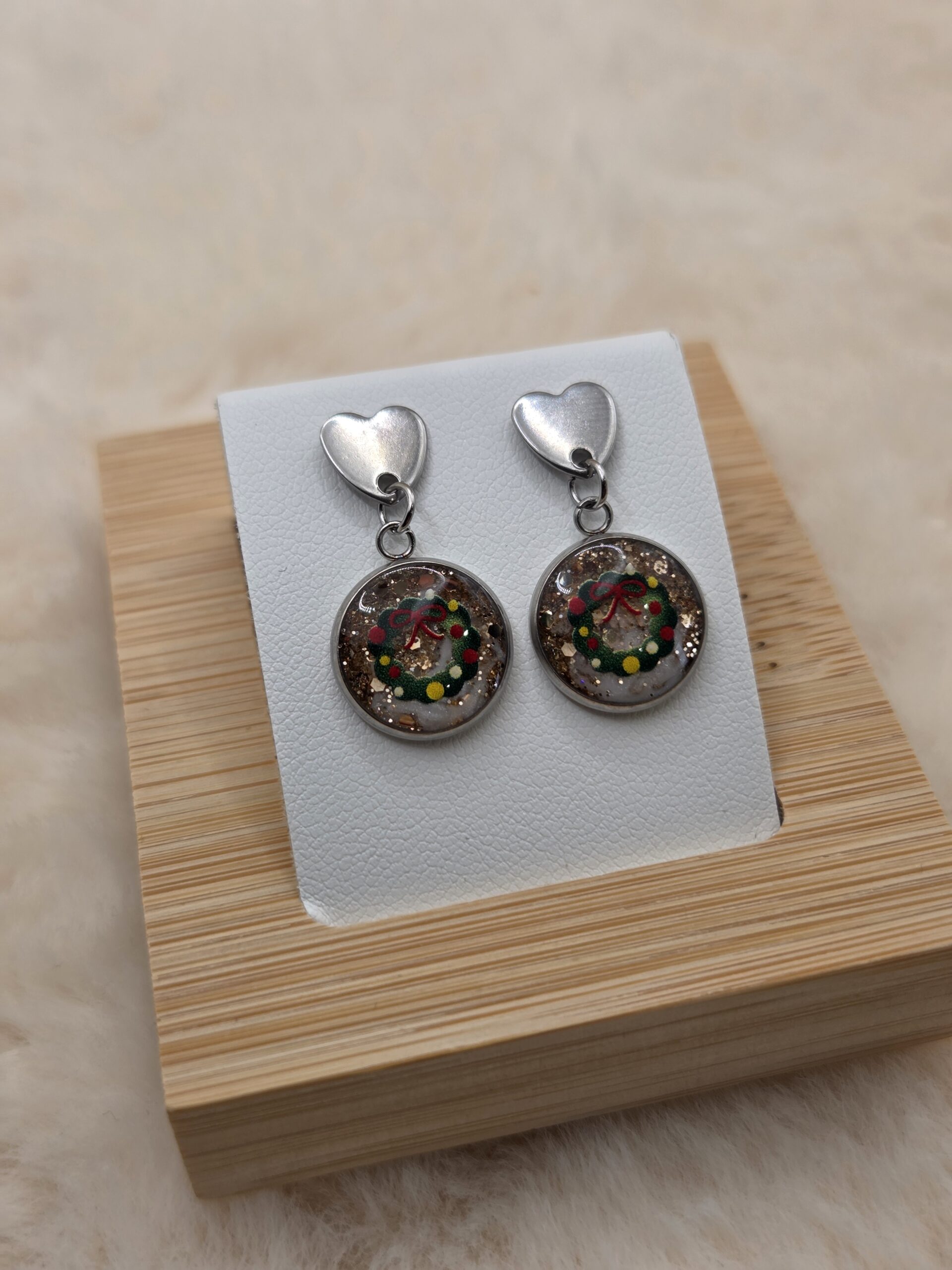 🎄✨ Boucles d’Oreilles Cabochons Ronds – Couronne de Noël & Paillettes Dorées ✨💛