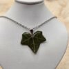 🌿 Collier Feuille de Lierre Résinée – Élégance Naturelle & Intemporelle