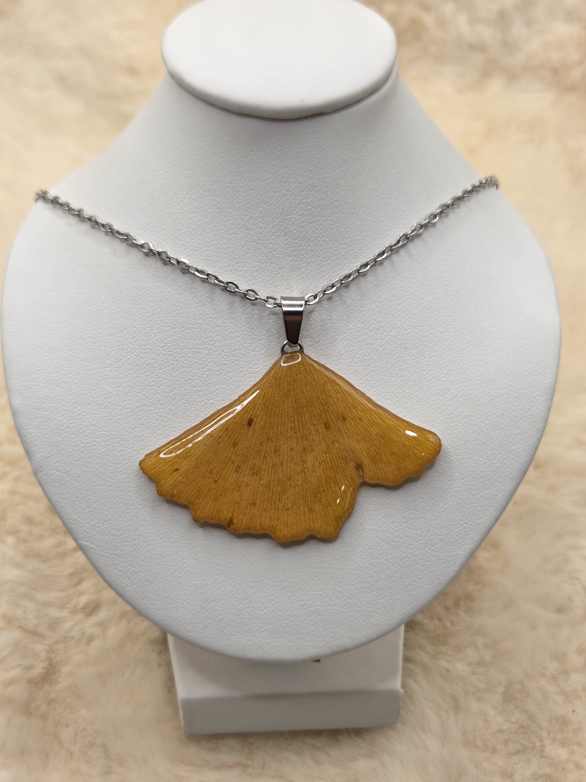 🌟 Pendentif Feuille de Ginkgo Véritable – Acier Inoxydable & Élégance Naturelle 🌟