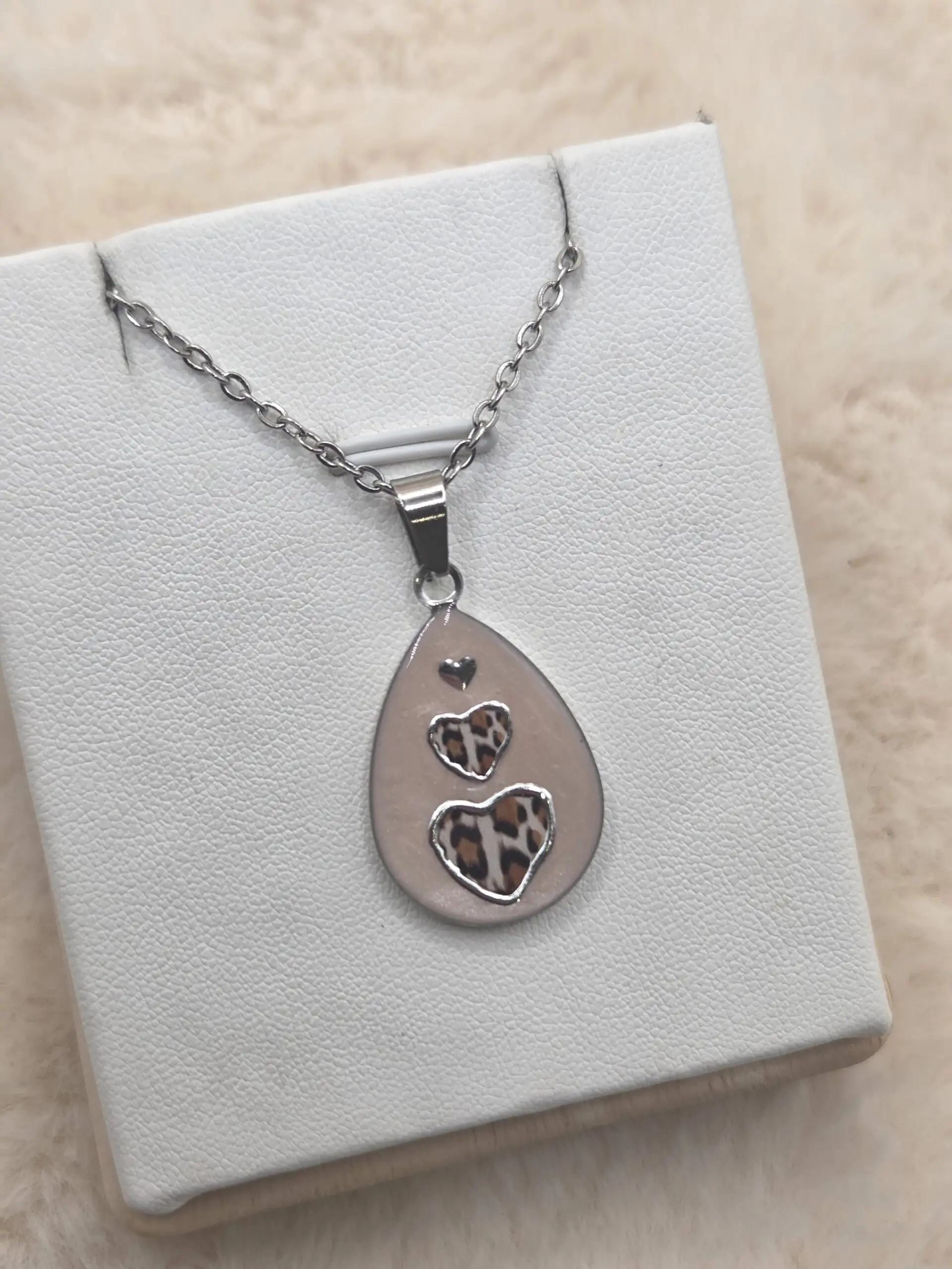 🐆💖✨ Pendentif Goutte Léopard & Cœurs – Acier Inoxydable ✨💖🐆 – Image 3