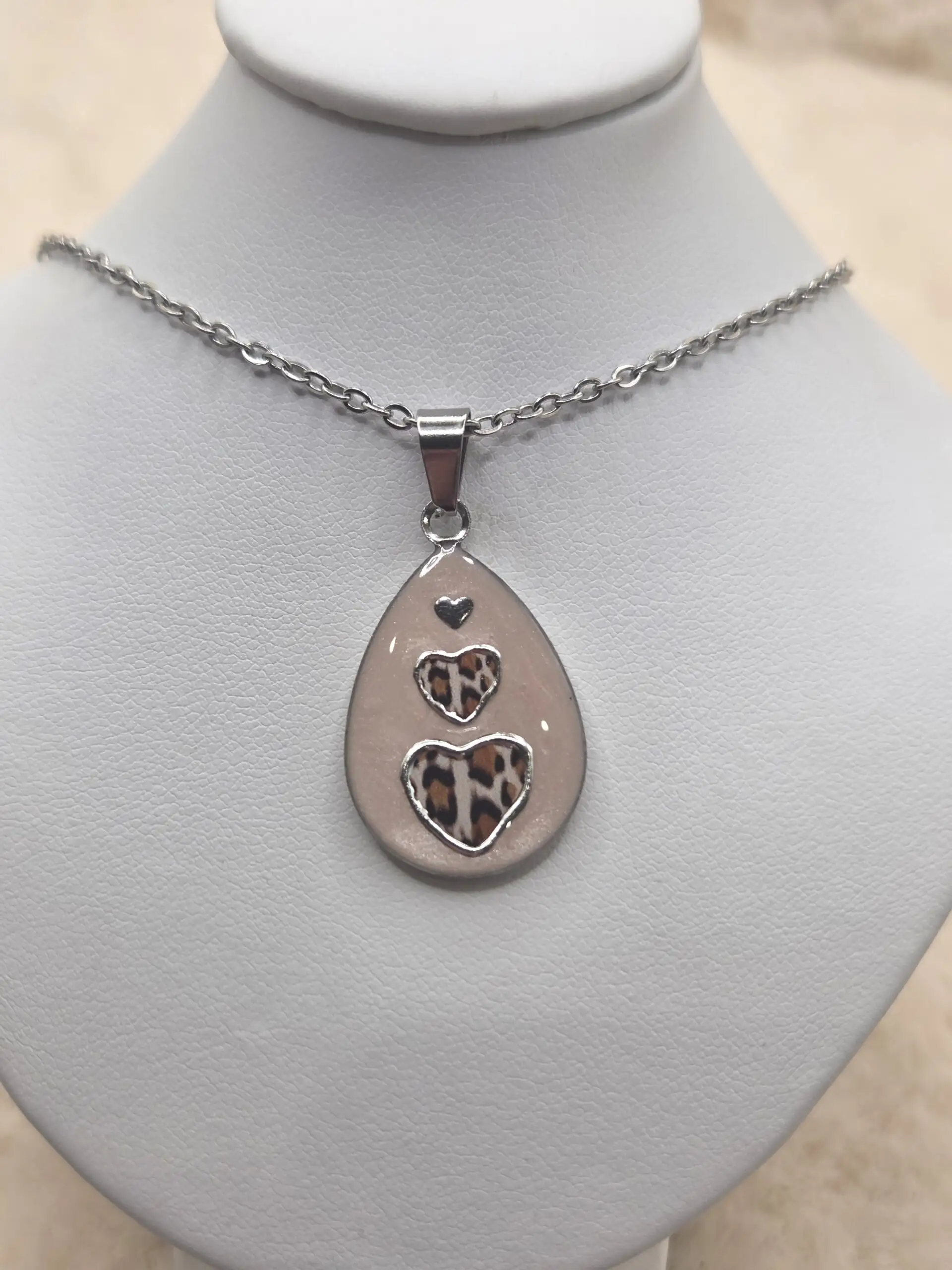 🐆💖✨ Pendentif Goutte Léopard & Cœurs – Acier Inoxydable ✨💖🐆