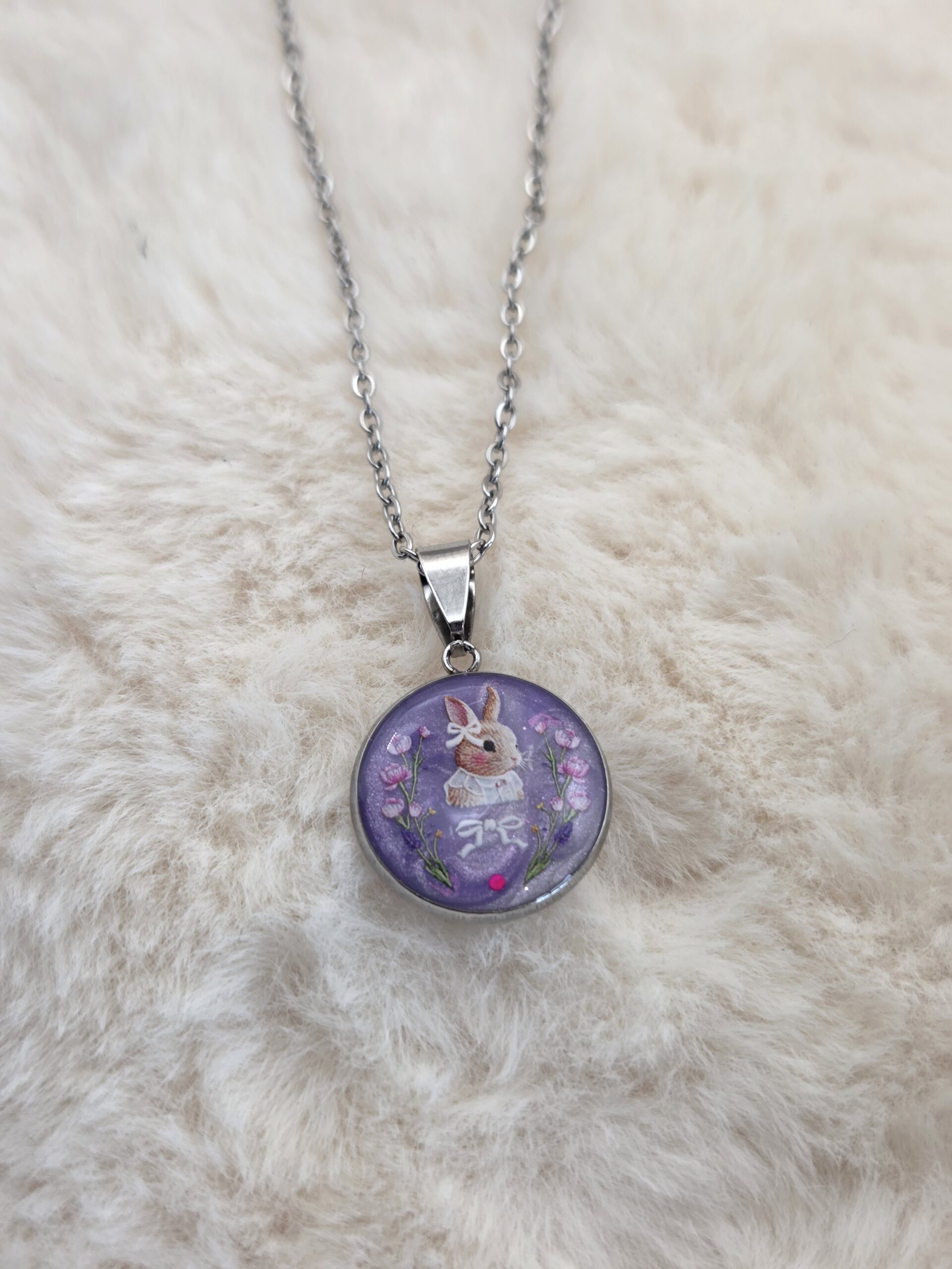 🌼 Pendentif Cabochon Rond – Acier Inoxydable & Petit Lapin