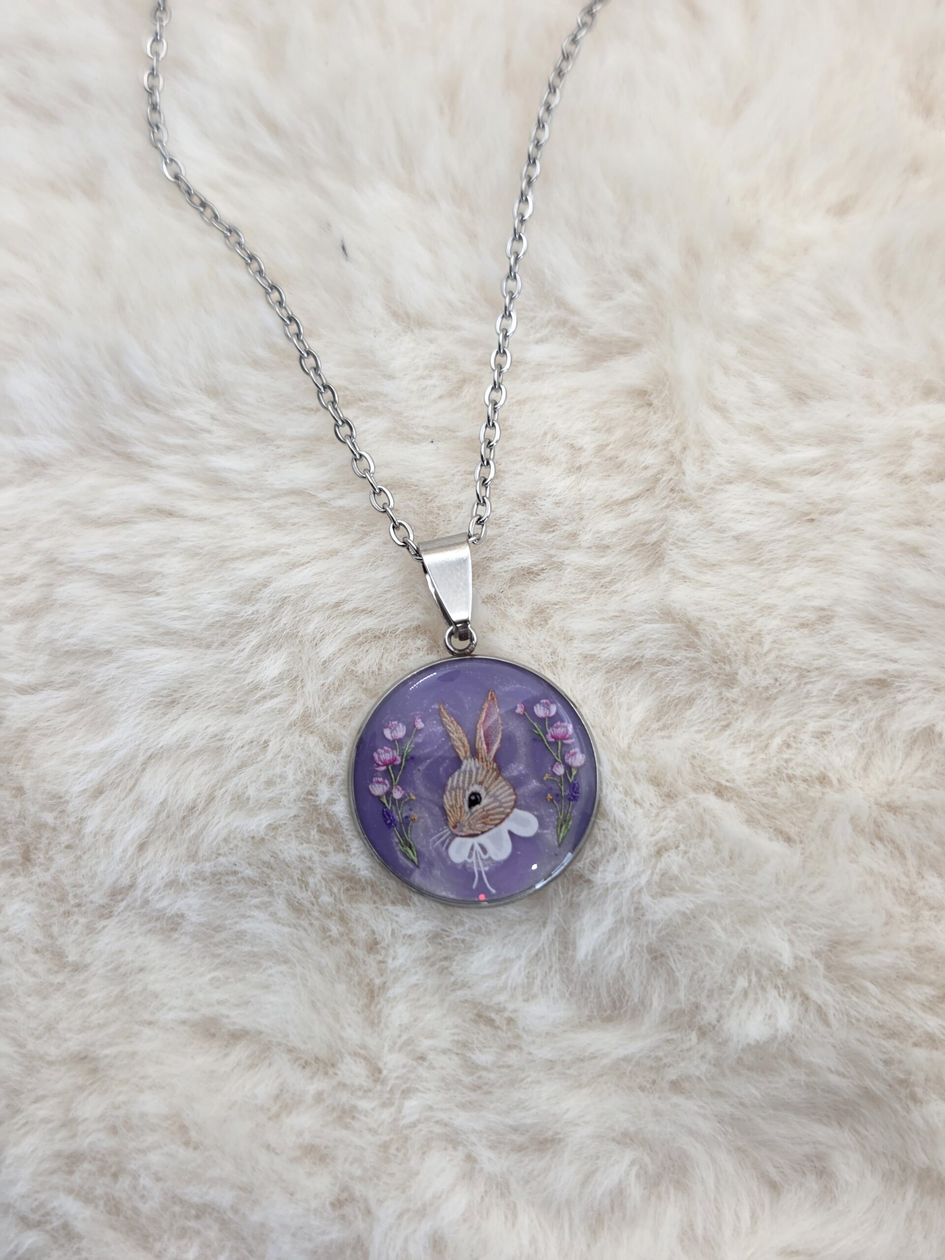 🌸 Pendentif Cabochon Rond – Violet Nacré & Lapin au Col Claudine – Image 2