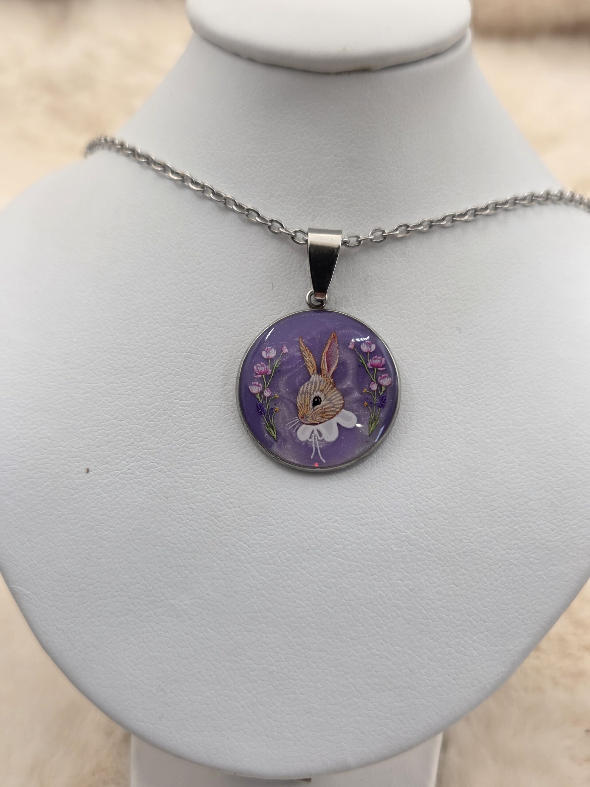 🌸 Pendentif Cabochon Rond – Violet Nacré & Lapin au Col Claudine – Image 3