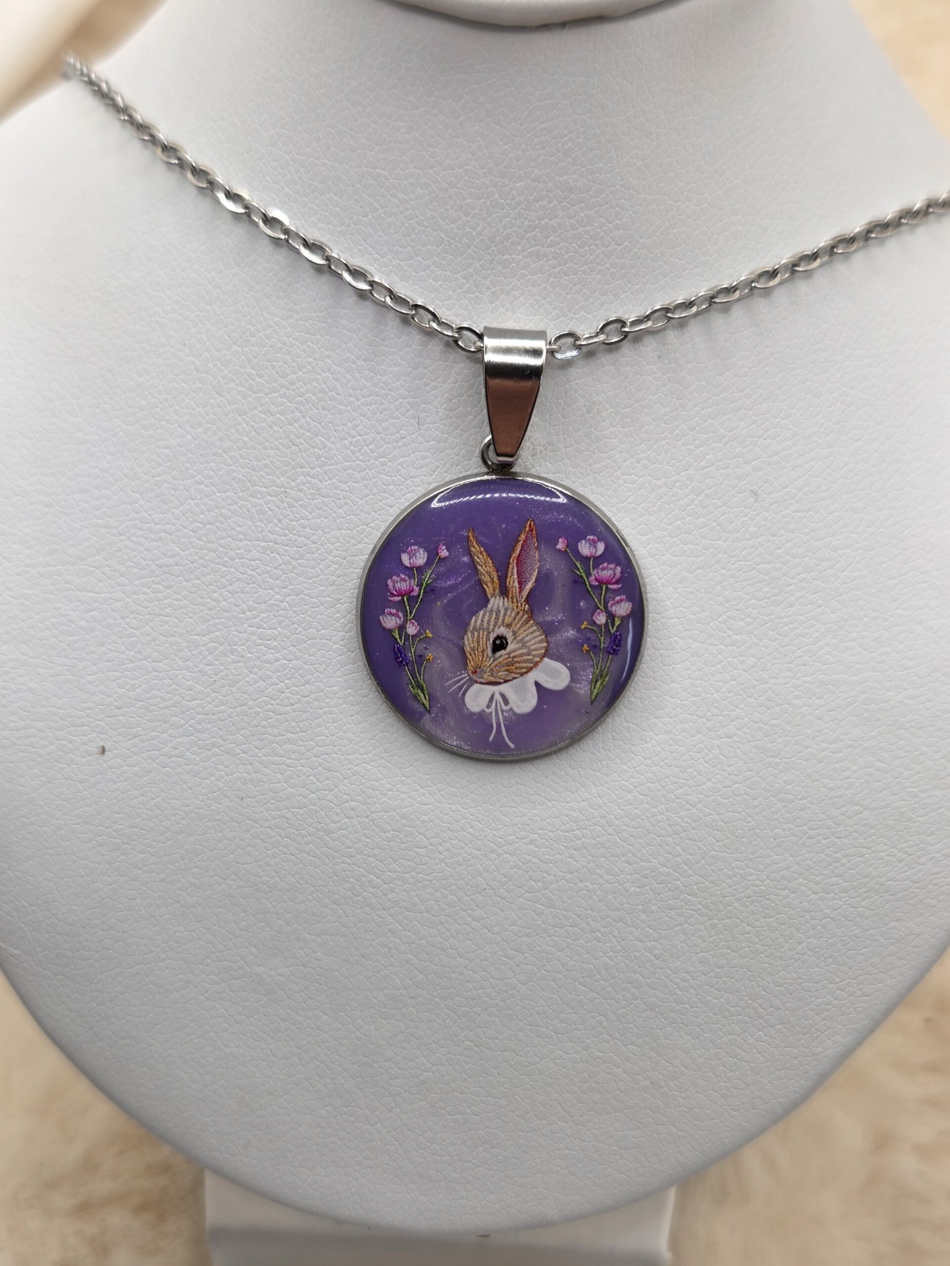 🌸 Pendentif Cabochon Rond – Violet Nacré & Lapin au Col Claudine