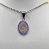 💜🐇 Pendentif Cabochon Ovale – Violet Nacré & Lapin au Col Claudine