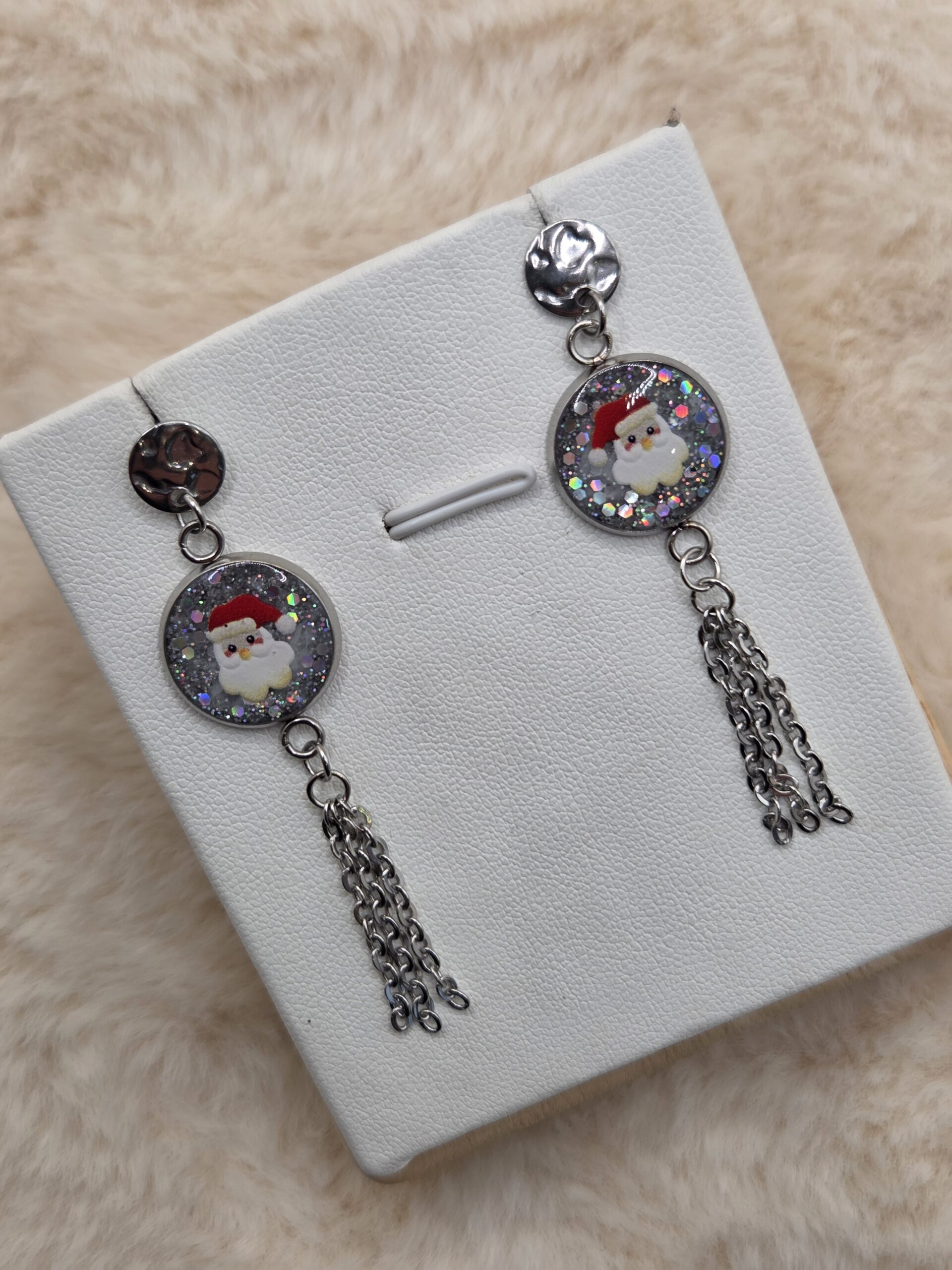 🎅 Boucles d’oreilles “Père Noël Scintillant”- Fond Holographique- / La magie des fêtes en mouvement ✨