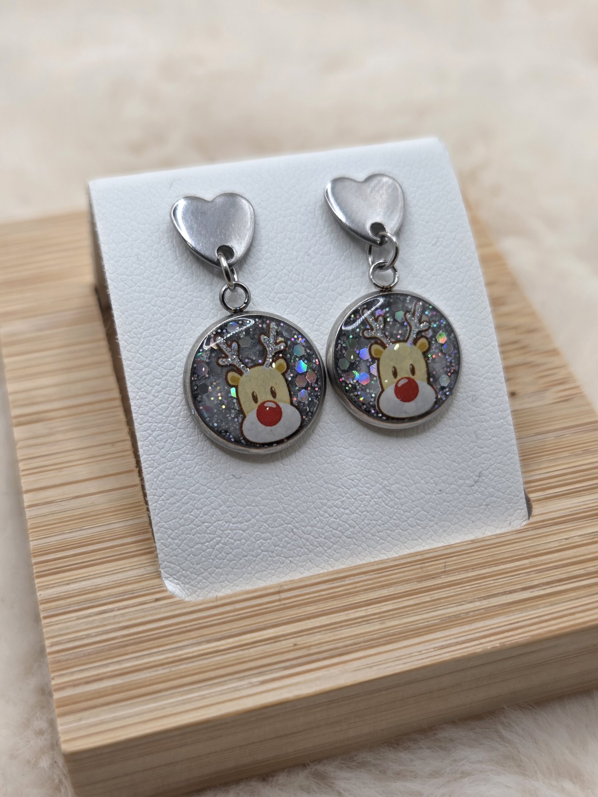 🦌✨ Boucles d’Oreilles Pendantes Cabochon – Petits Rennes Mignons & Paillettes Holographiques