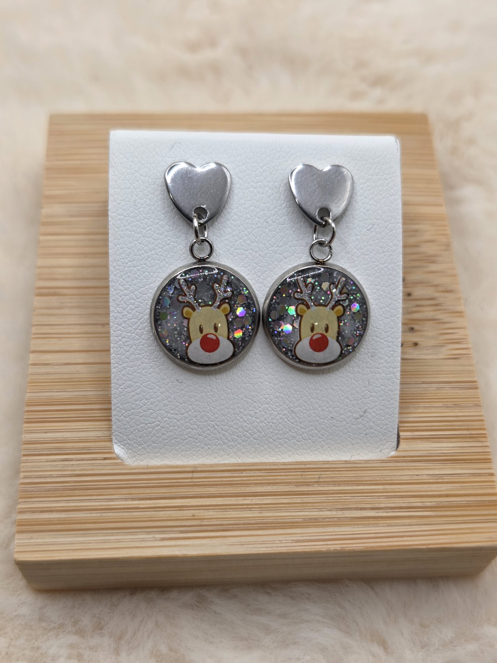 🦌✨ Boucles d’Oreilles Pendantes Cabochon – Petits Rennes Mignons & Paillettes Holographiques – Image 3