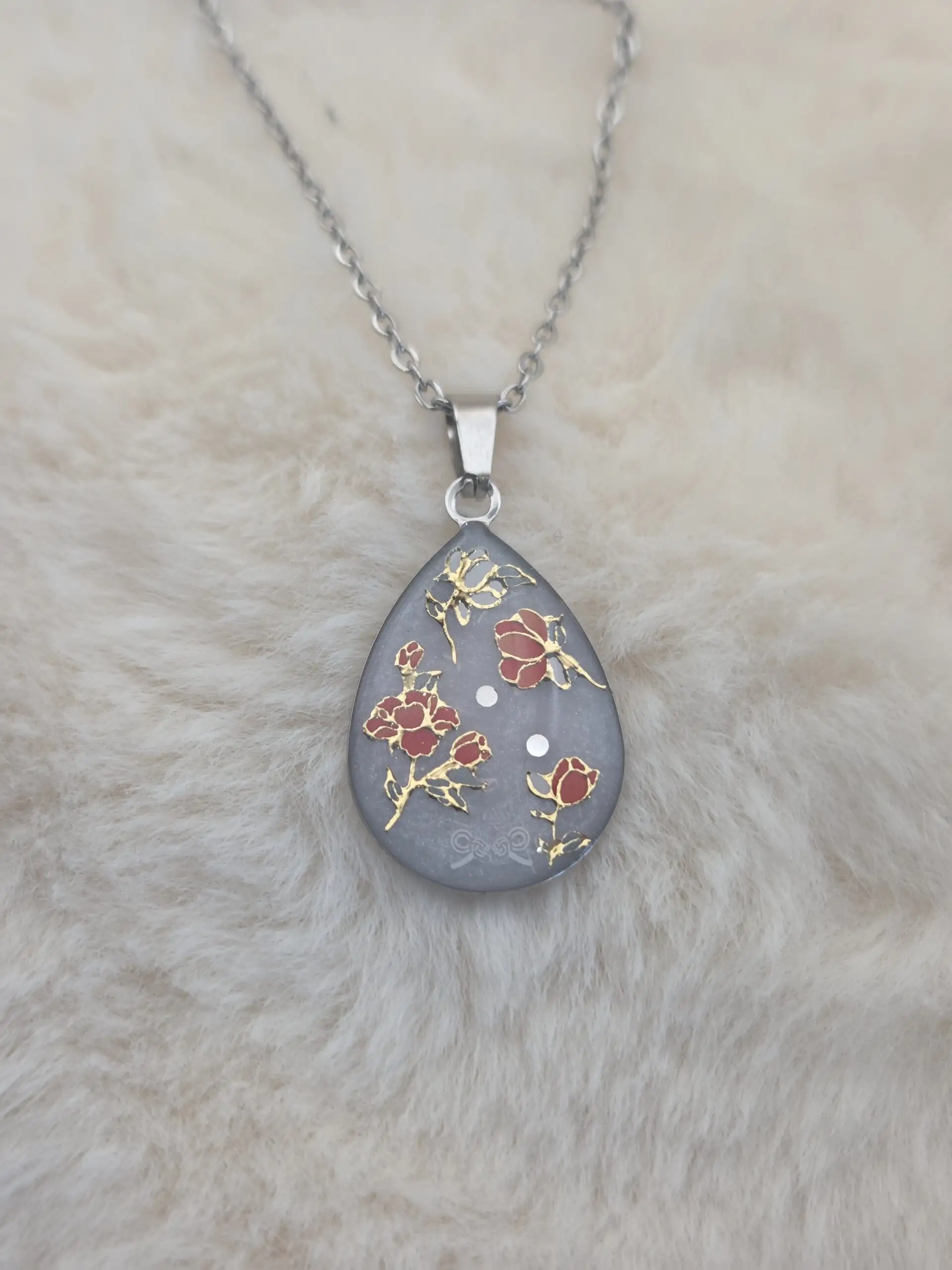 🌸✨ Pendentif Goutte – Éclat Floral Blanc, Corail & Doré