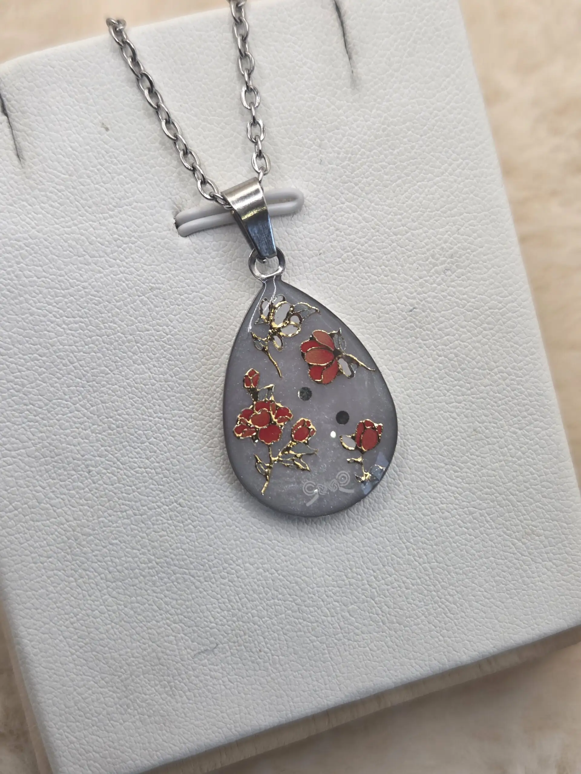 🌸✨ Pendentif Goutte – Éclat Floral Blanc, Corail & Doré – Image 2