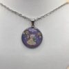 💜🧸 Pendentif Cabochon Rond – Ourson Fleuri & Fond Violet Irisé
