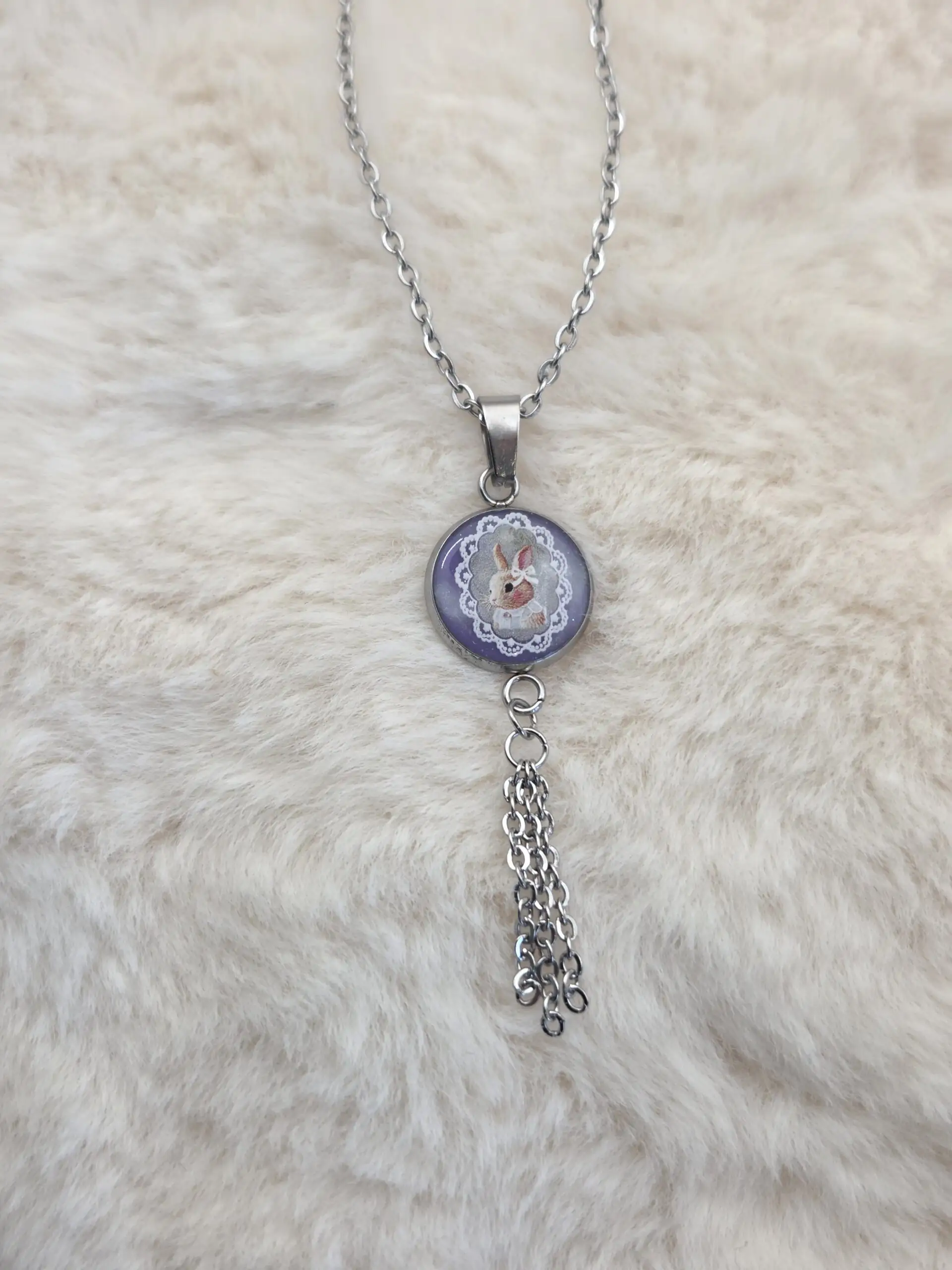 💜🐇 Pendentif Articulé – Cabochon Lapin & Pampilles Délicates – Image 3