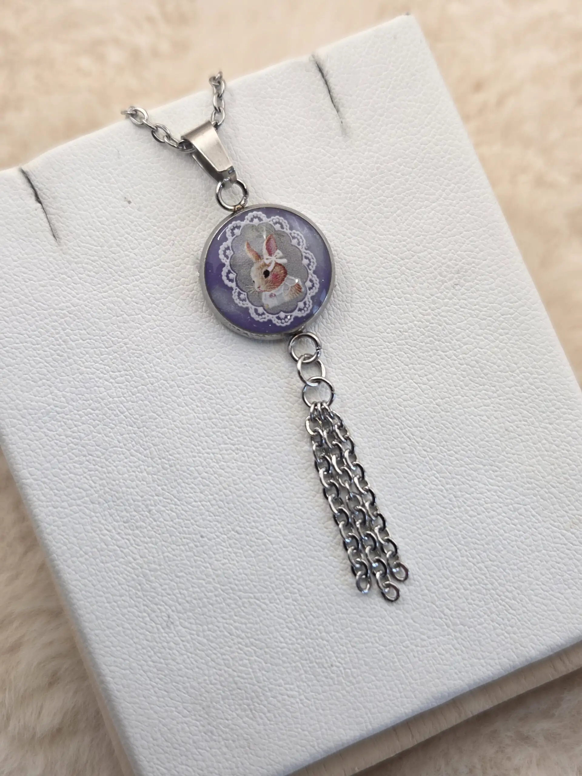 💜🐇 Pendentif Articulé – Cabochon Lapin & Pampilles Délicates – Image 2