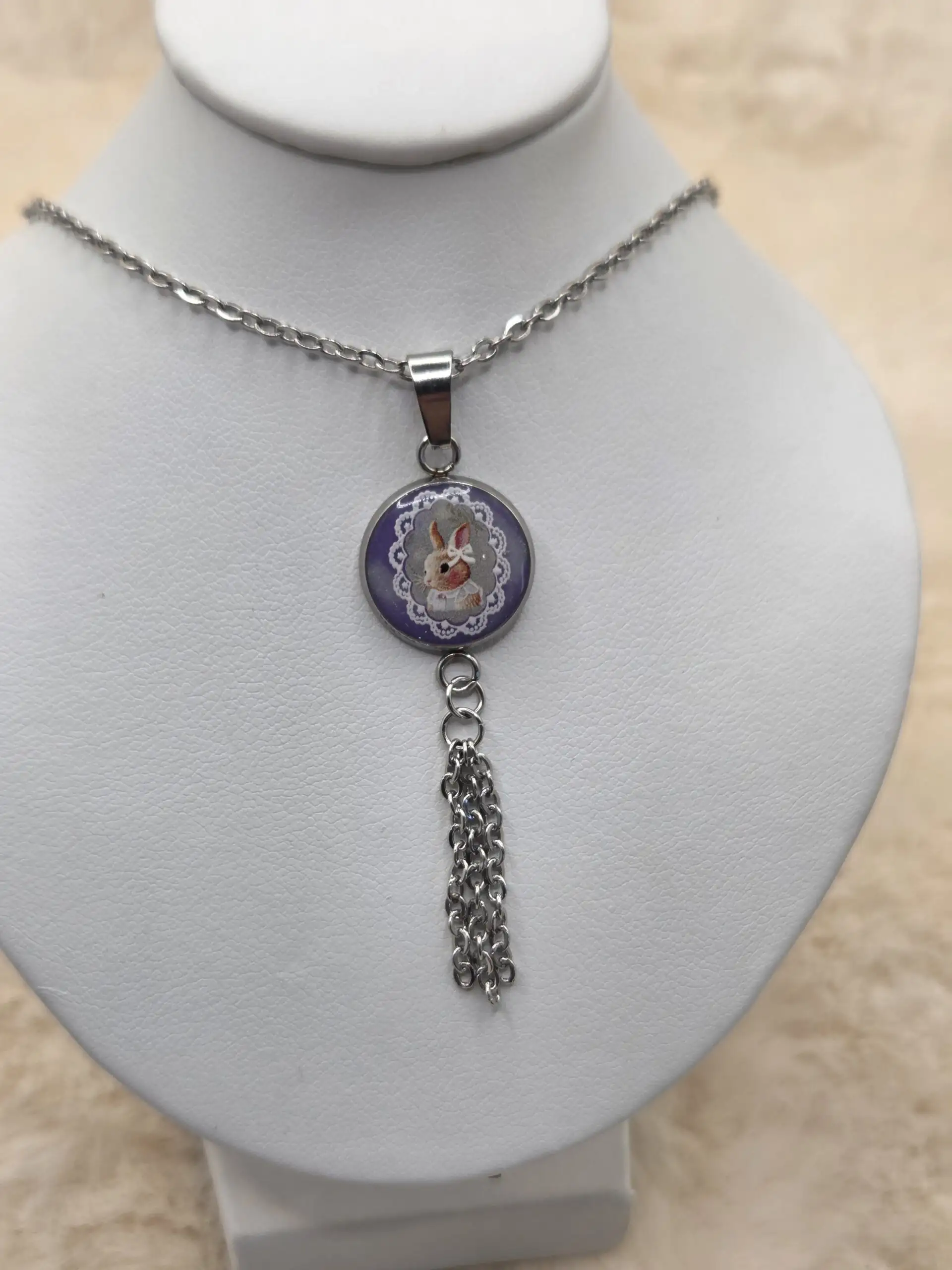 💜🐇 Pendentif Articulé – Cabochon Lapin & Pampilles Délicates