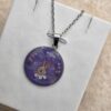 💜🐇 Pendentif Cabochon Rond – Lapin au Col Claudine & Fleurs Roses