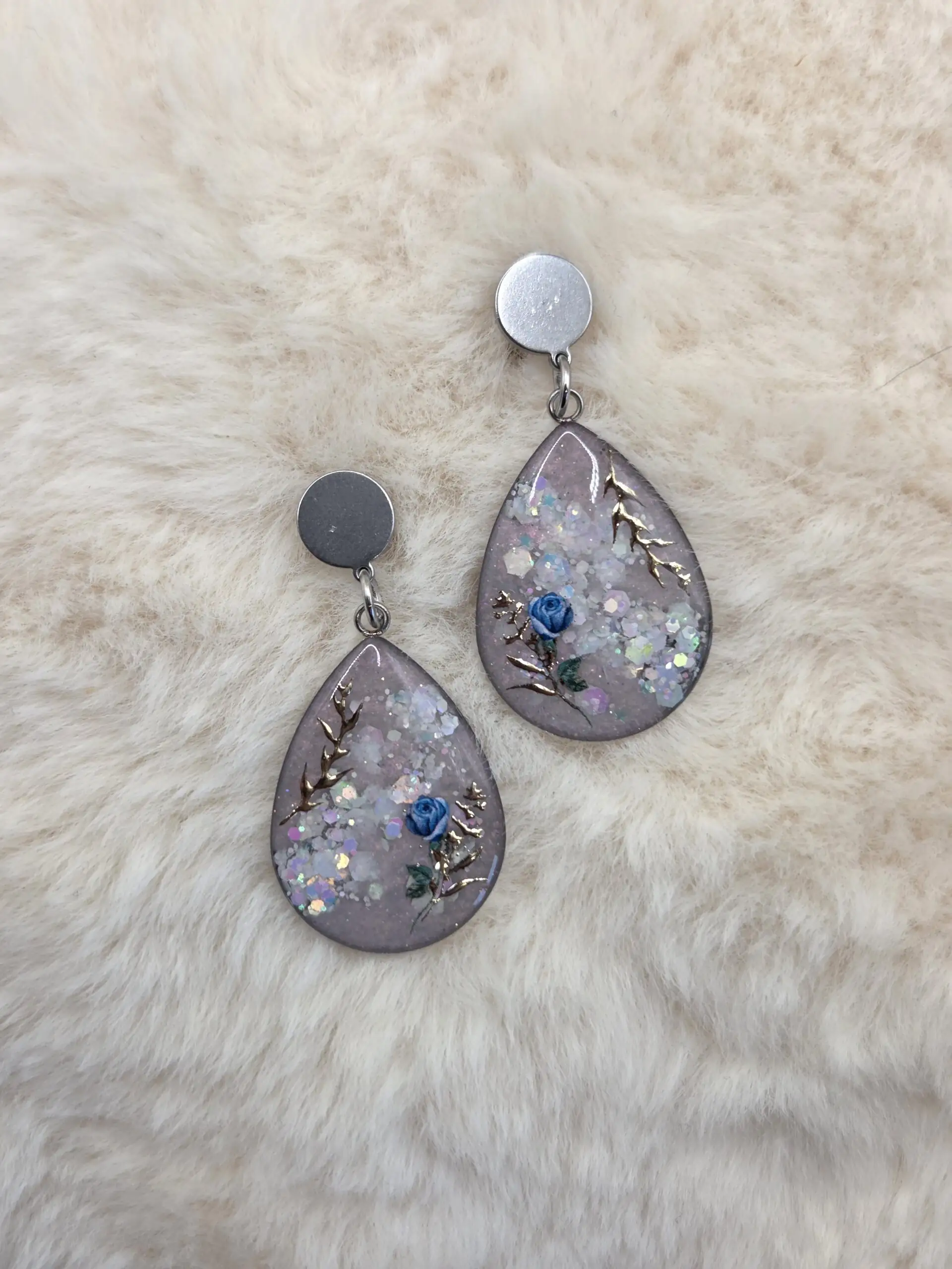 🌸💎 Boucles d’Oreilles Cabochon Goutte – Rose Bleue & Feuillages Dorés – Image 2