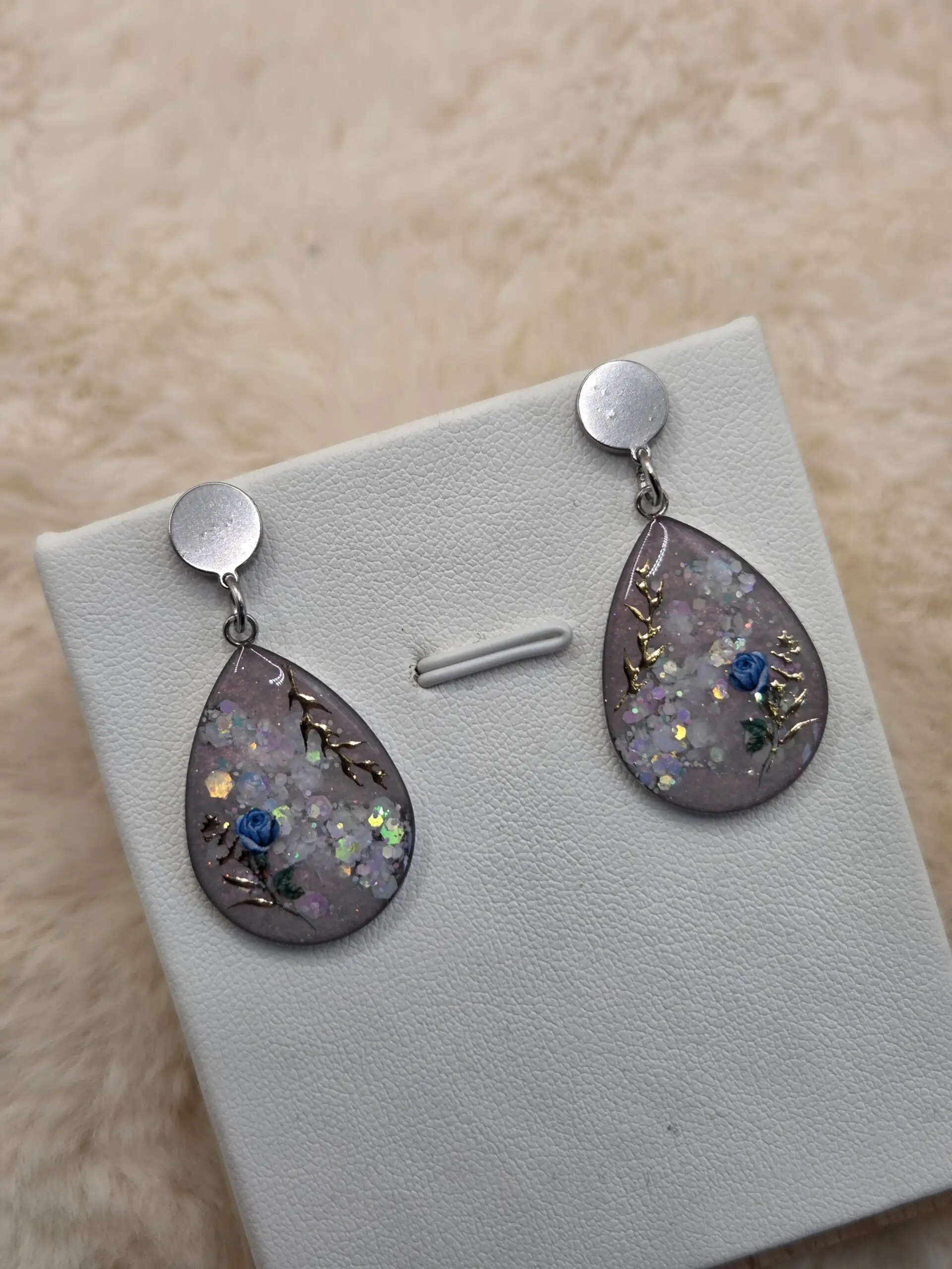 🌸💎 Boucles d’Oreilles Cabochon Goutte – Rose Bleue & Feuillages Dorés