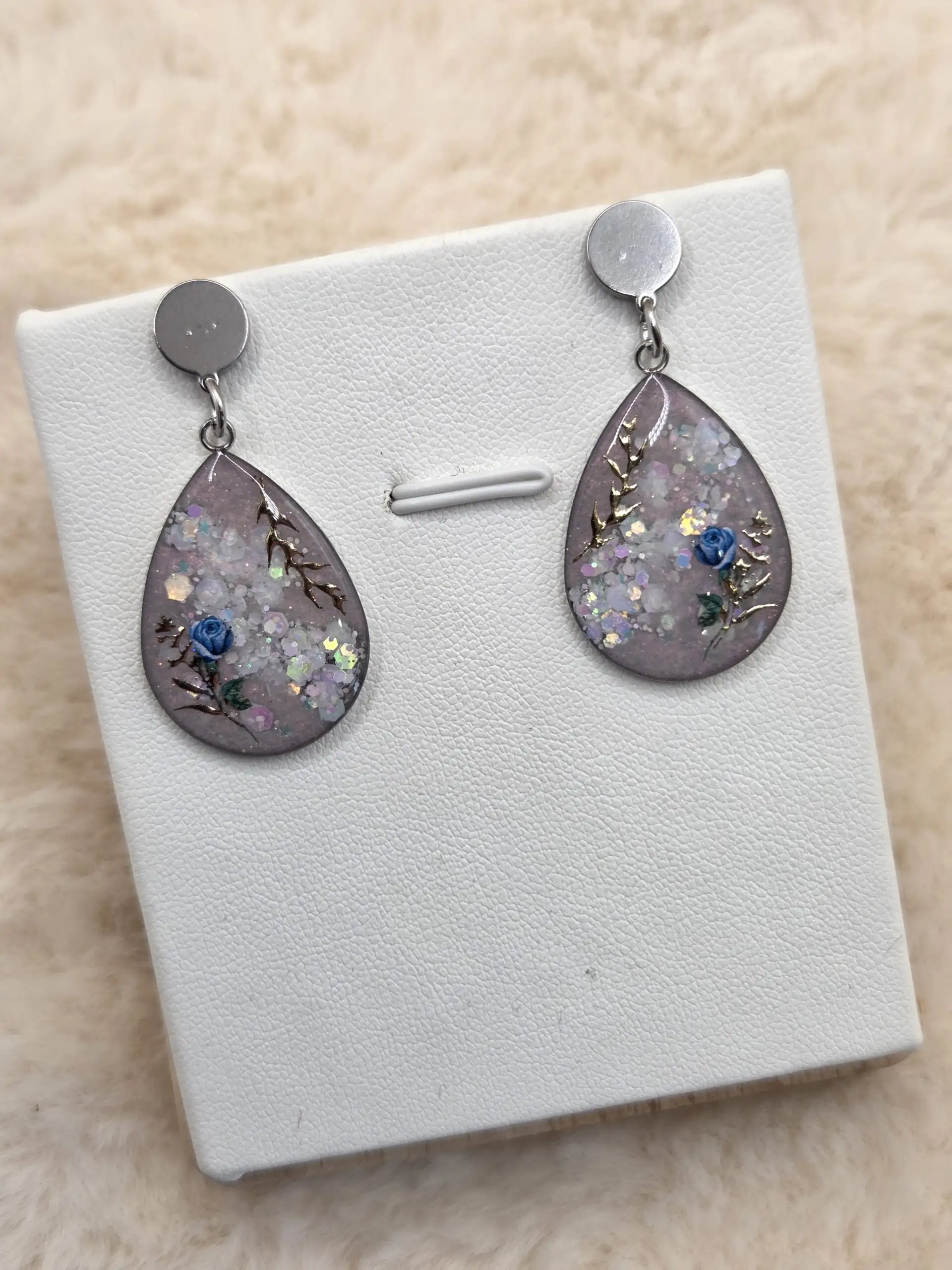 🌸💎 Boucles d’Oreilles Cabochon Goutte – Rose Bleue & Feuillages Dorés – Image 3