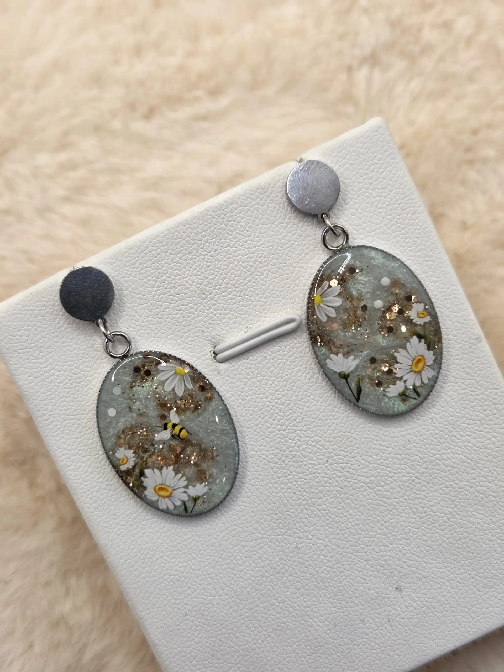 đđ Boucles dâOreilles Cabochon Ovale â PĂąquerettes & Petite Abeille â Image 3