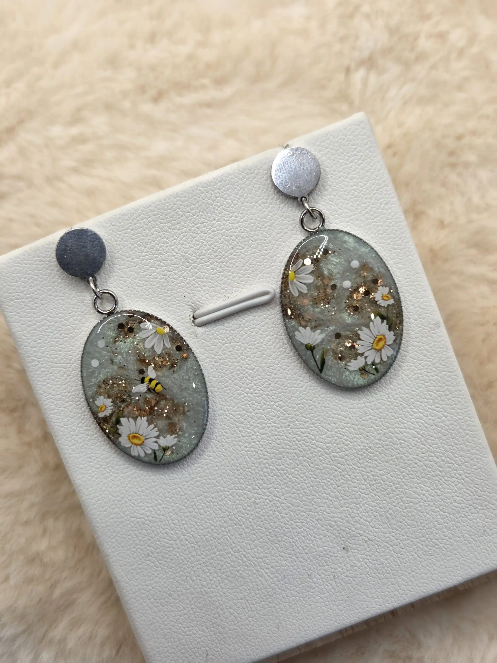 đđ Boucles dâOreilles Cabochon Ovale â PĂąquerettes & Petite Abeille