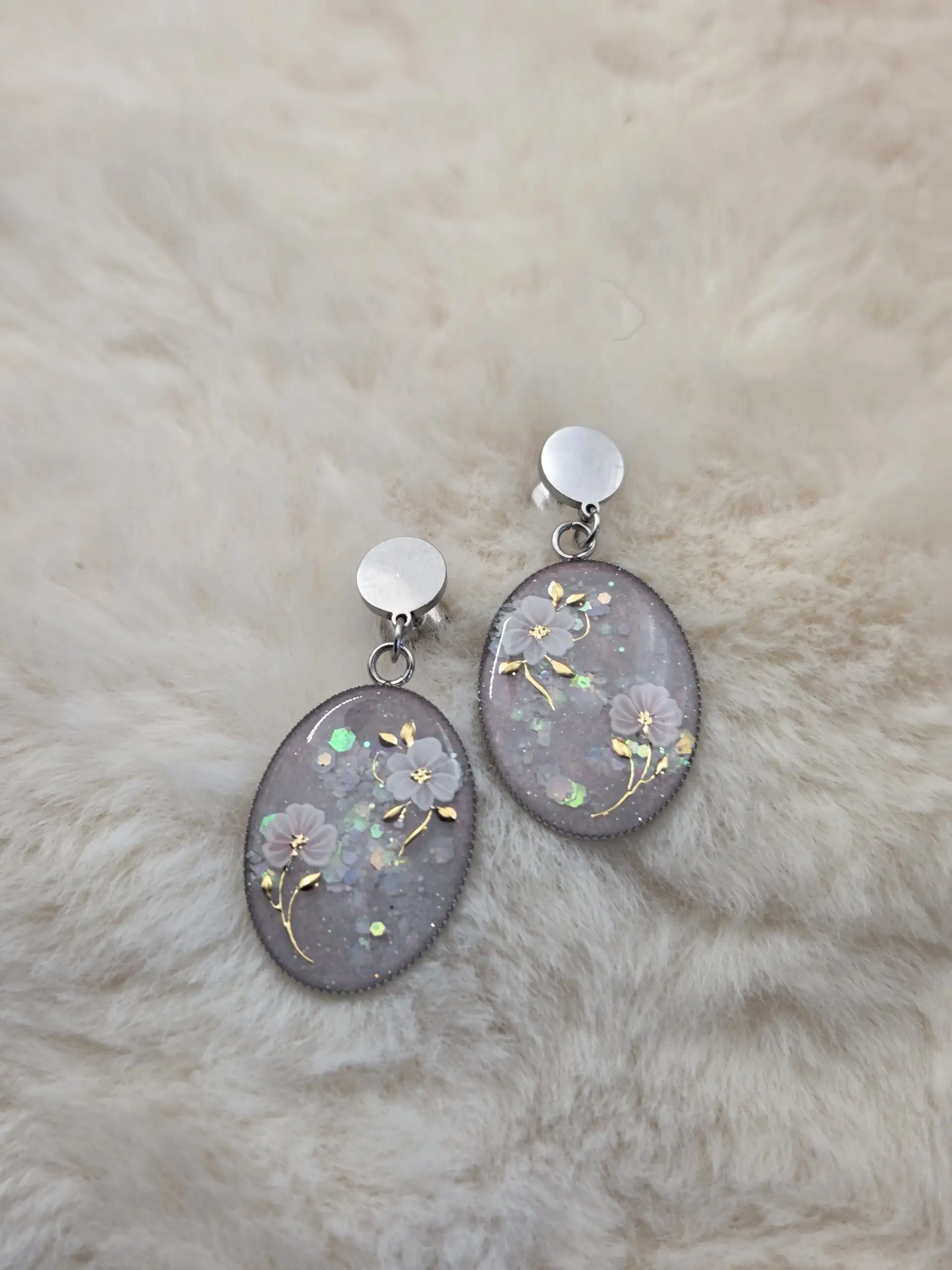 🌷✨ Boucles d’Oreilles Articulées Cabochon Ovale – Fleurs & Feuillage Doré – Image 2
