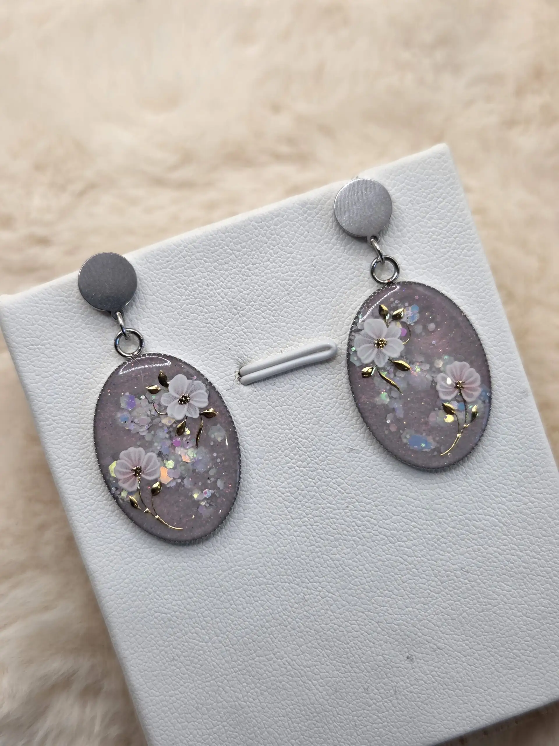 🌷✨ Boucles d’Oreilles Articulées Cabochon Ovale – Fleurs & Feuillage Doré