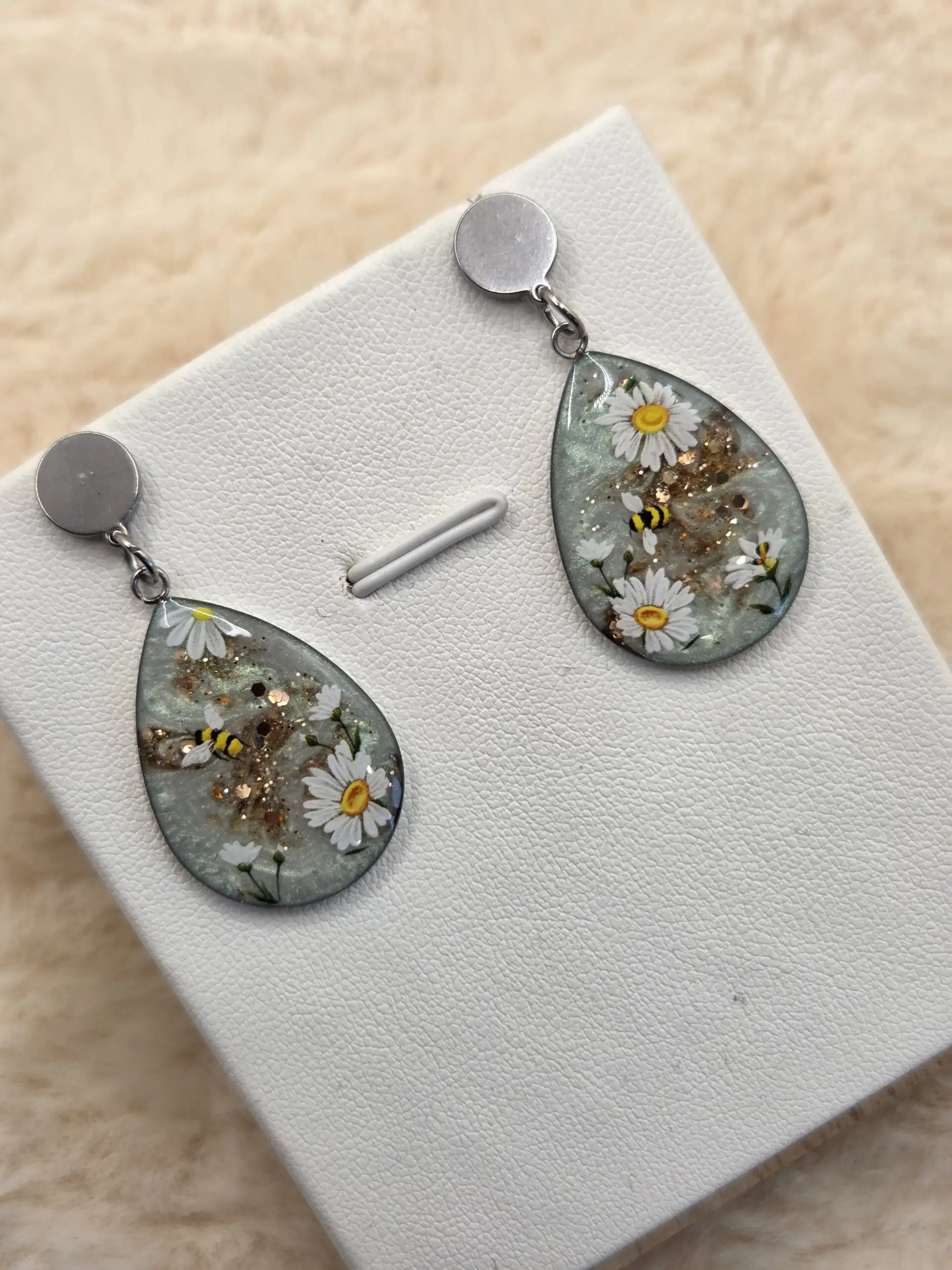 đđ Boucles dâOreilles Cabochon Goutte â PĂąquerettes & Petites Abeilles