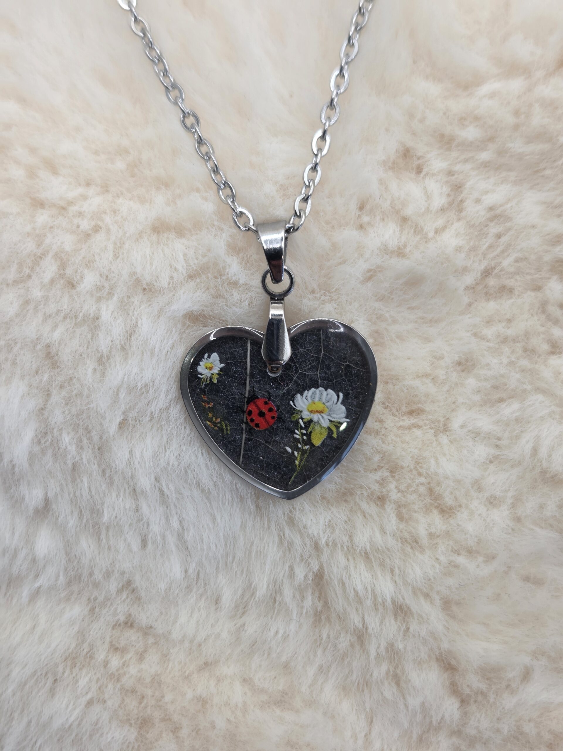 🖤🌿 Pendentif Cœur – Feuille Squelette, Fleurs & Coccinelle 🐞